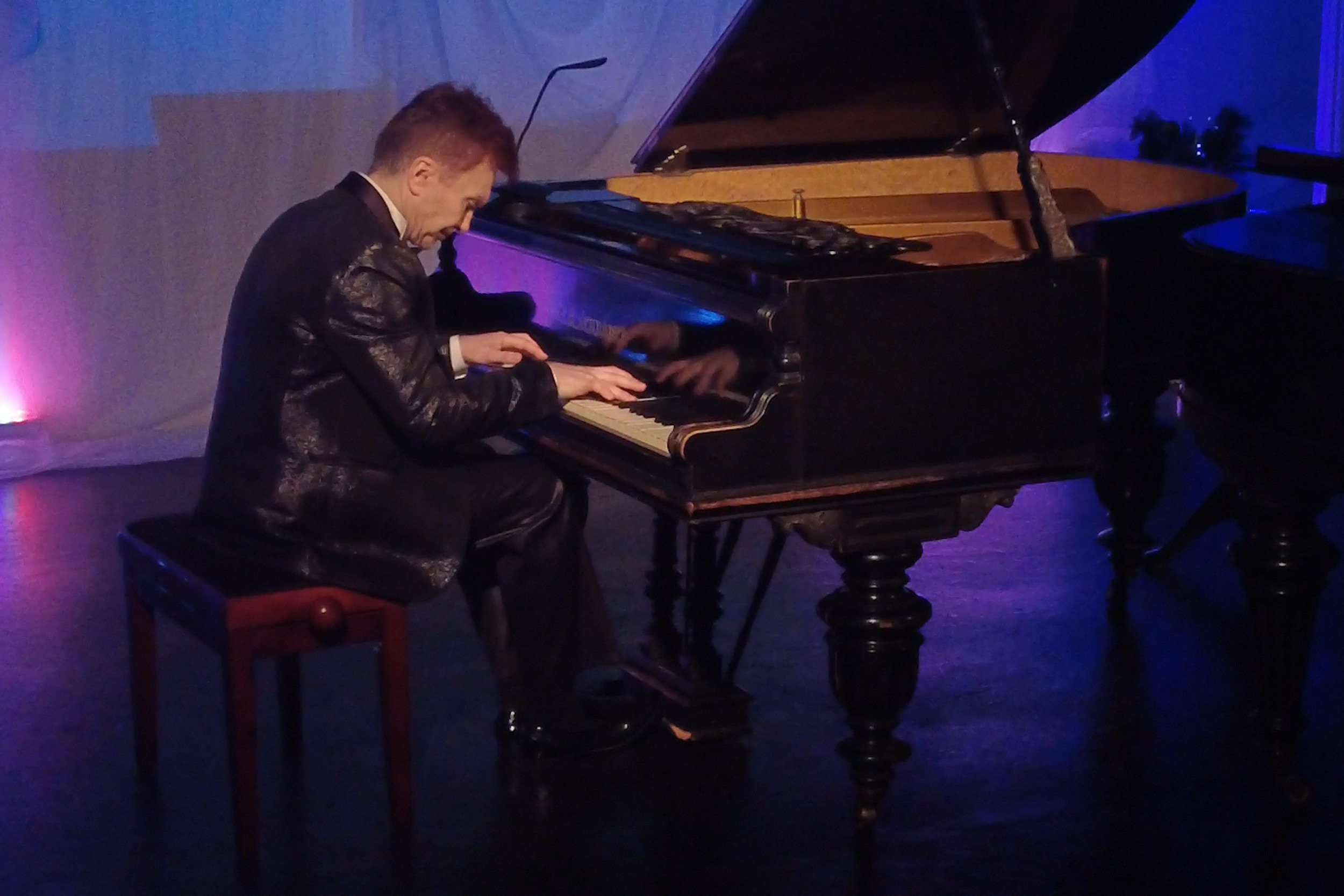 Рождество в Доме Шрёдера-2022. На сцене: пианист Юрий Гончаров.Великолепный Вальс "Метель" Свиридова прозвучал в исполнении пианиста.