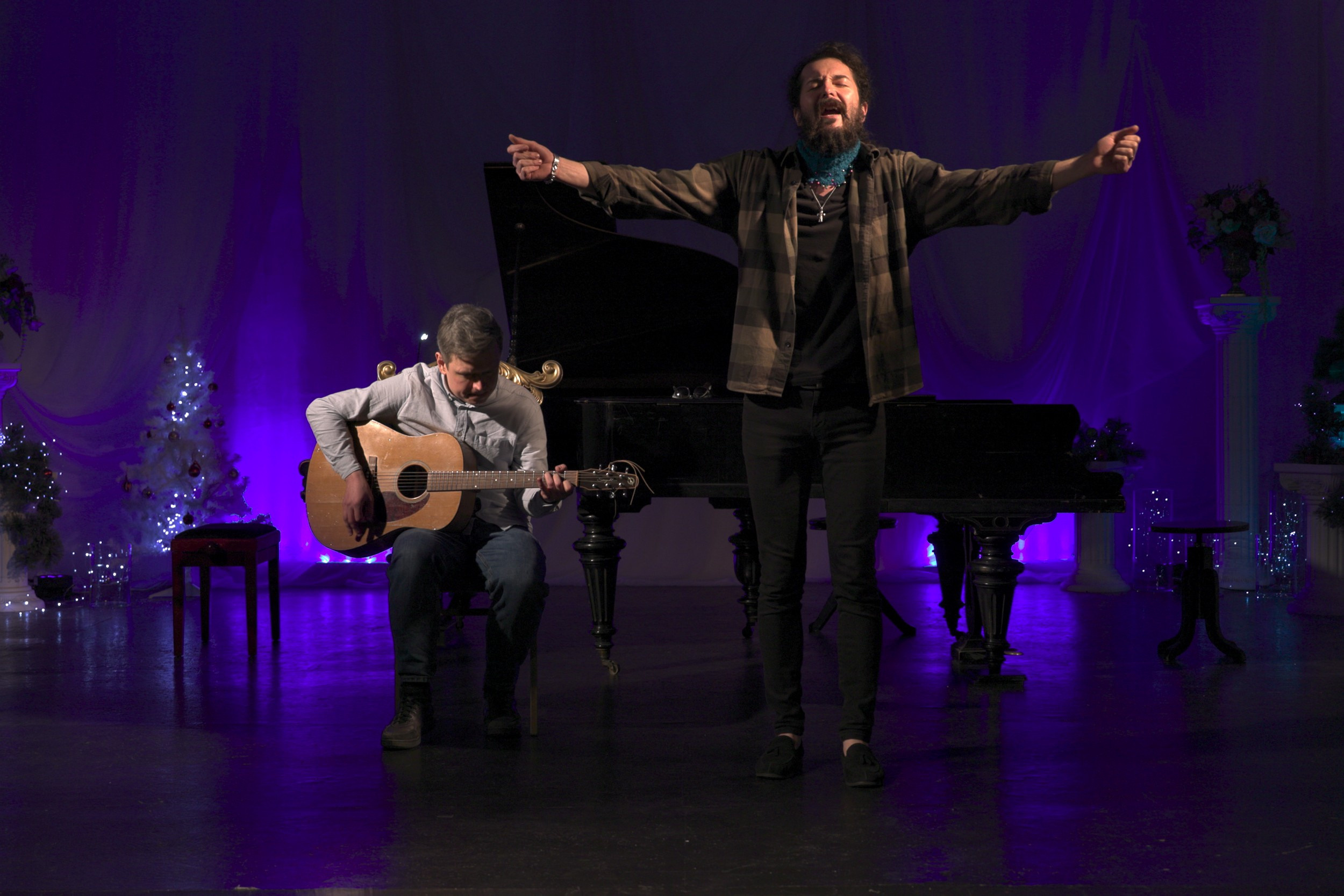 Рождество в Доме Шрёдера-2022. На сцене великолепный Амир Шамгунов - певец, композитор, педагог и Константин Дубровский - гитарист.