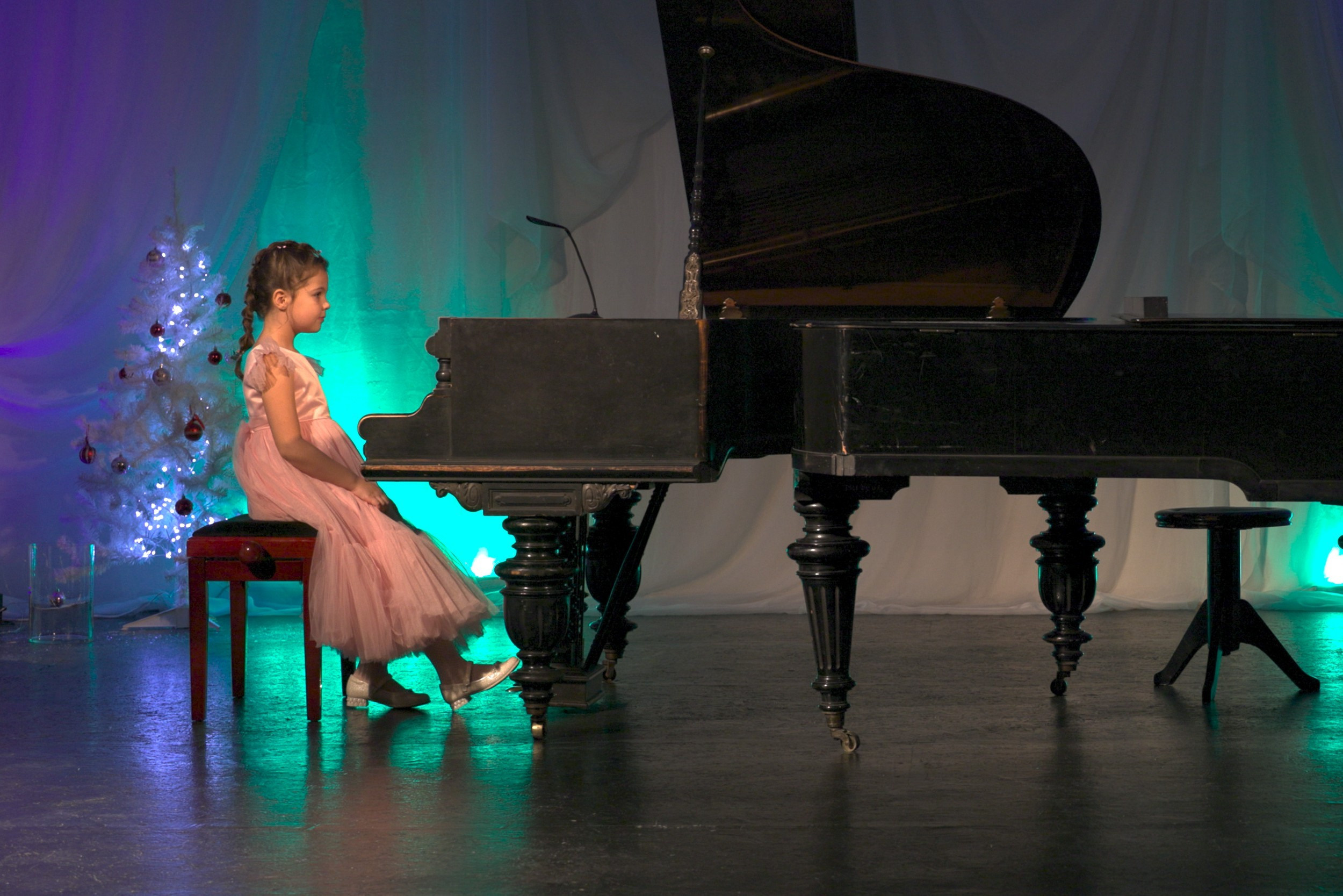Рождество в Доме Шрёдера-2022. На сцене: Александр Каган и ученица по классу фортепиано - Руслана.