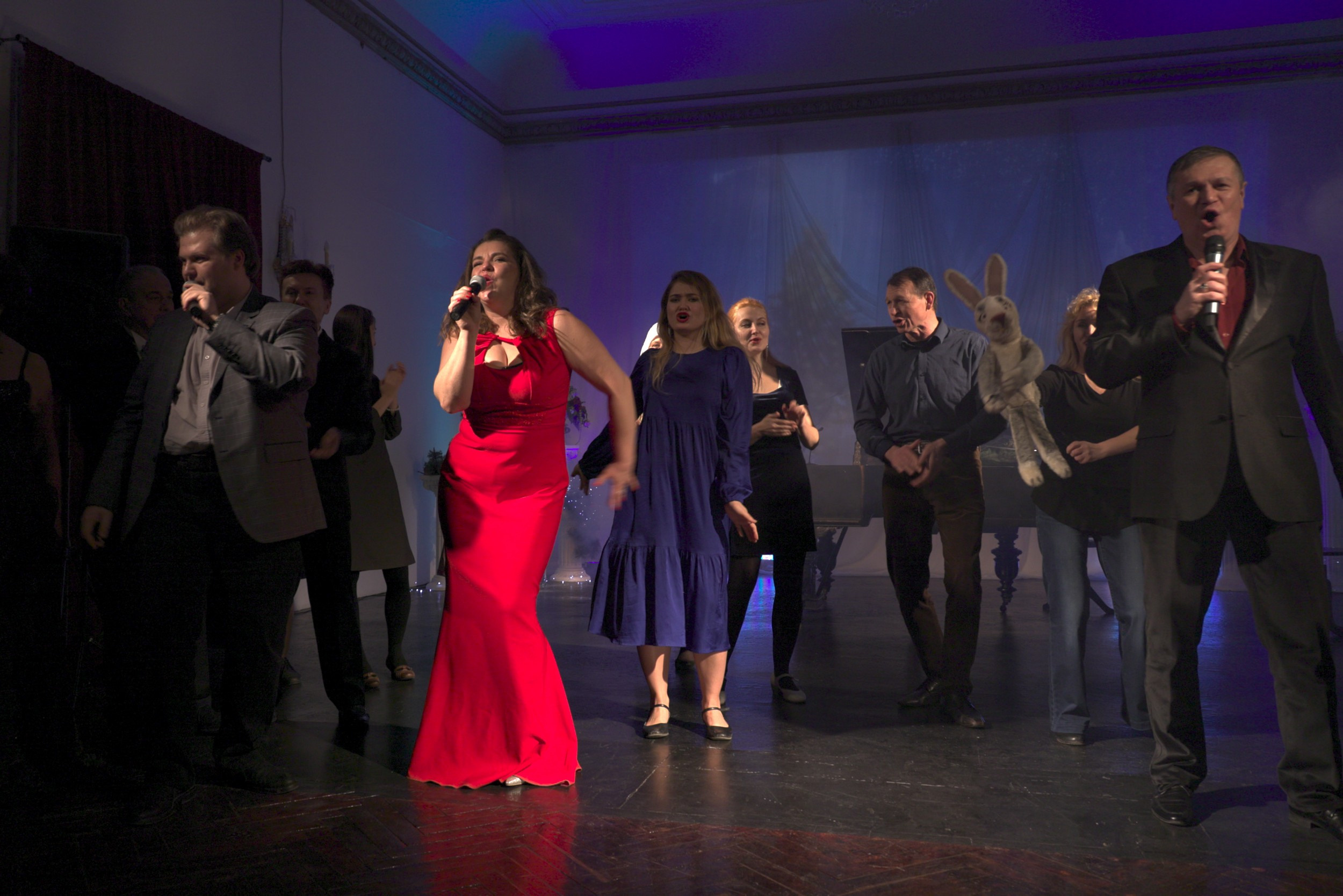 Рождество в Доме Шрёдера. Заключительный номер концерта. Все участники вместе со зрителями исполняют песню "Зима"