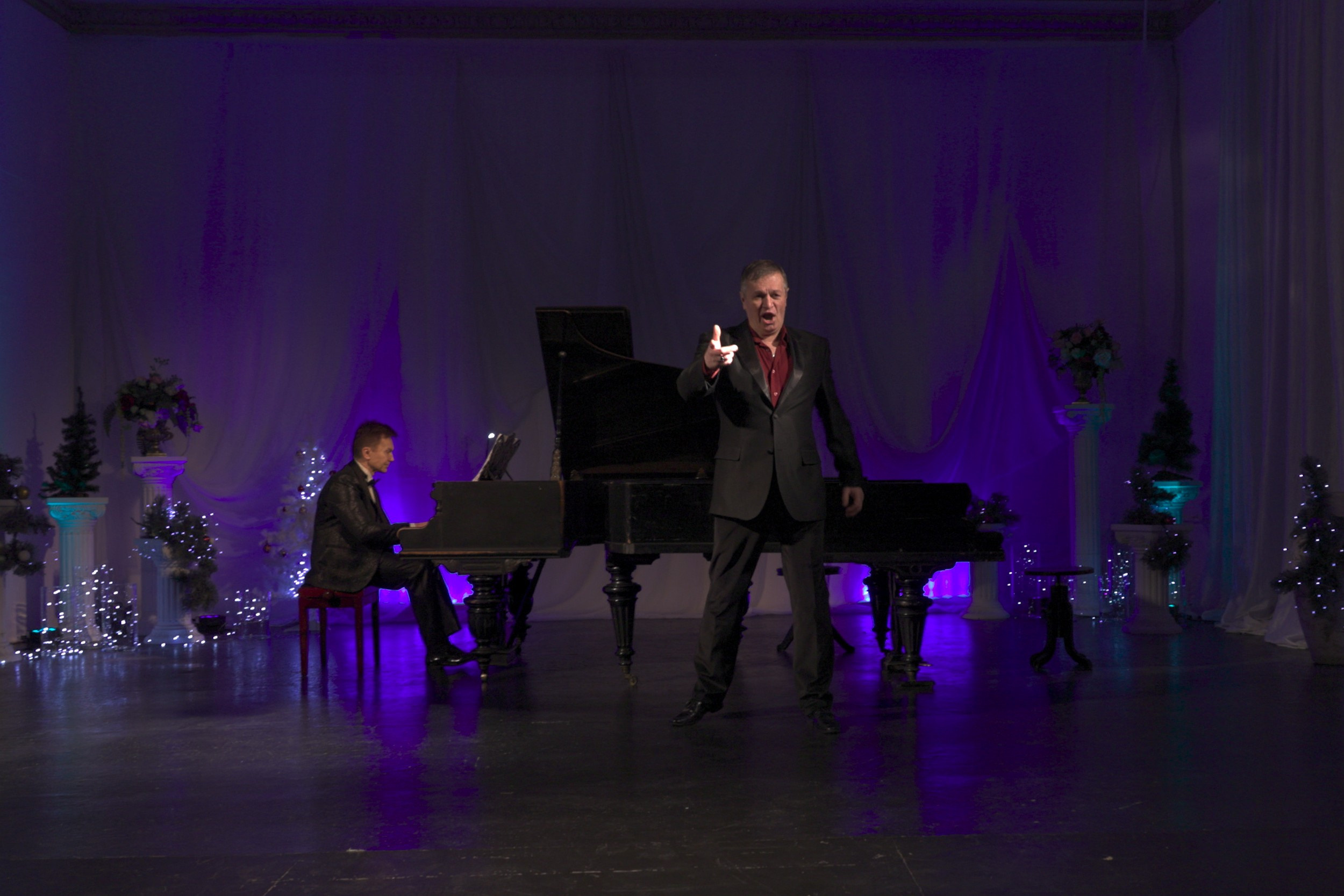 Рождество в Доме Шрёдера-2022.  На сцене: Михаил Троян - оперный певец, Юрий Гончаров - концертмейстер.