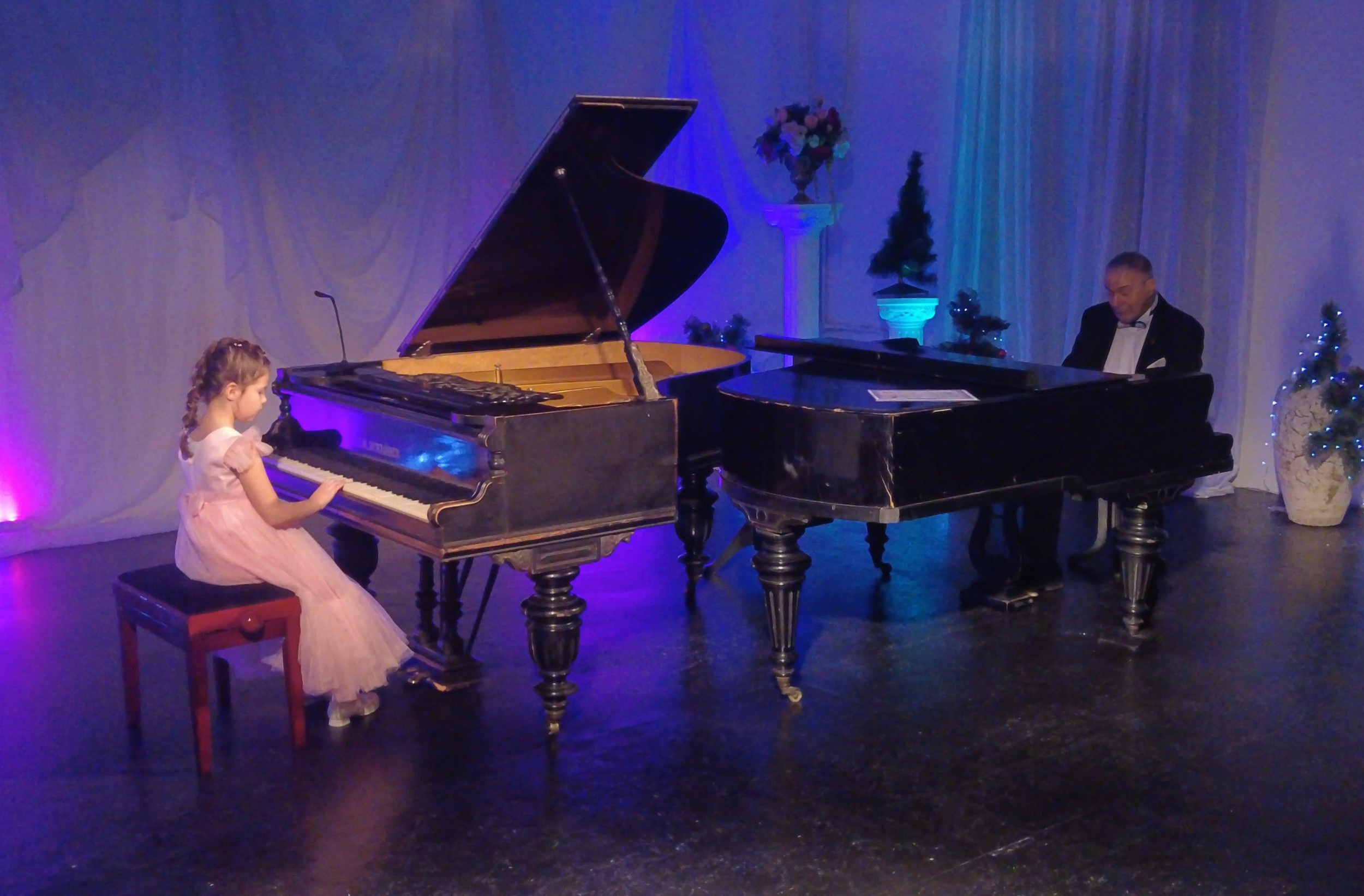 На сцене: заслуженный артист России, пианист-виртуоз - Александр Каган и ученица по классу фортепиано - Руслана.