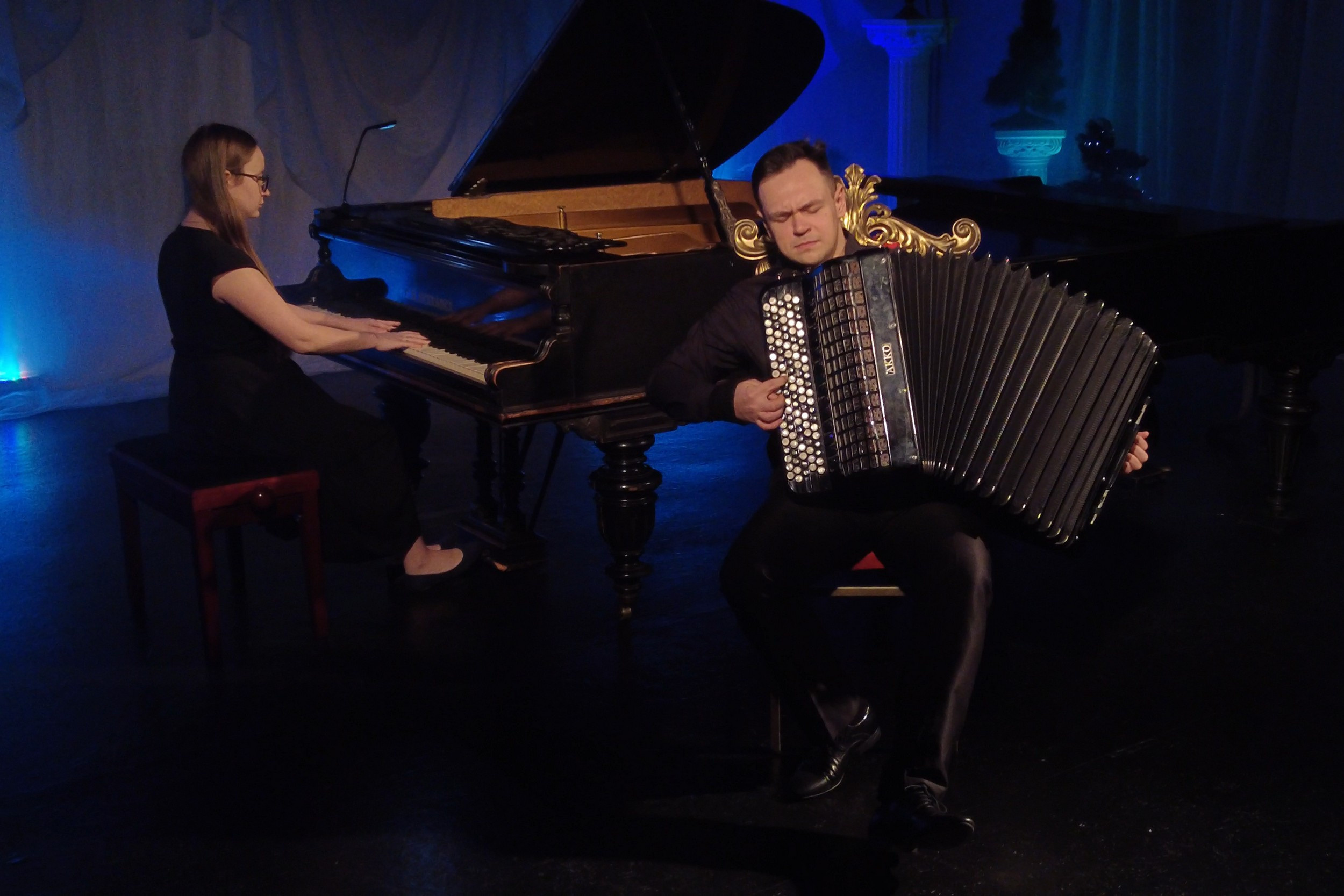 Рождество в Доме Шрёдера-2022. На сцене: Артём Третьяков - баянист-виртуоз и пианистка Анастасия Столяренко.
