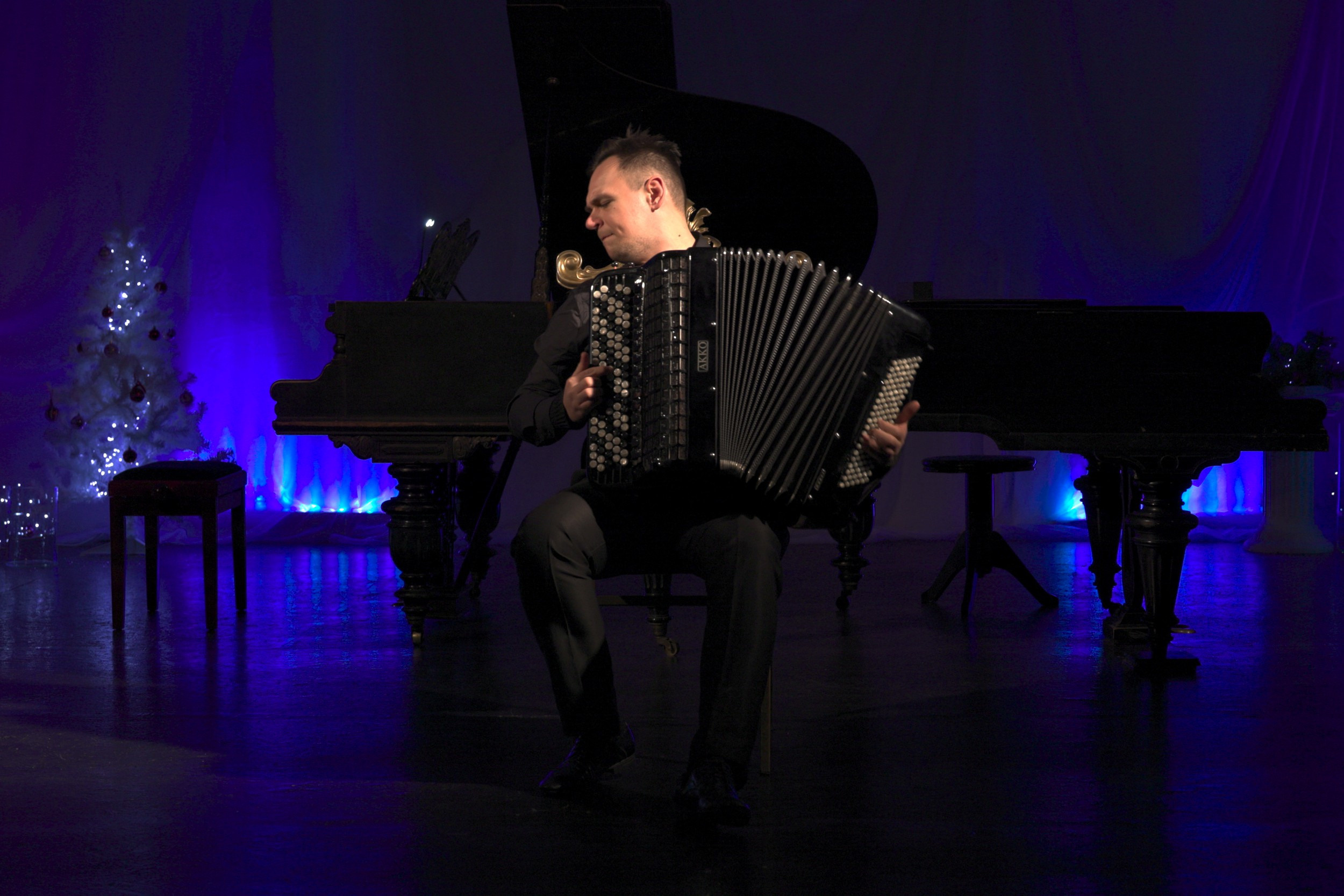 Рождество в Доме Шрёдера-2022. На сцене: Артём Третьяков - баянист-виртуоз