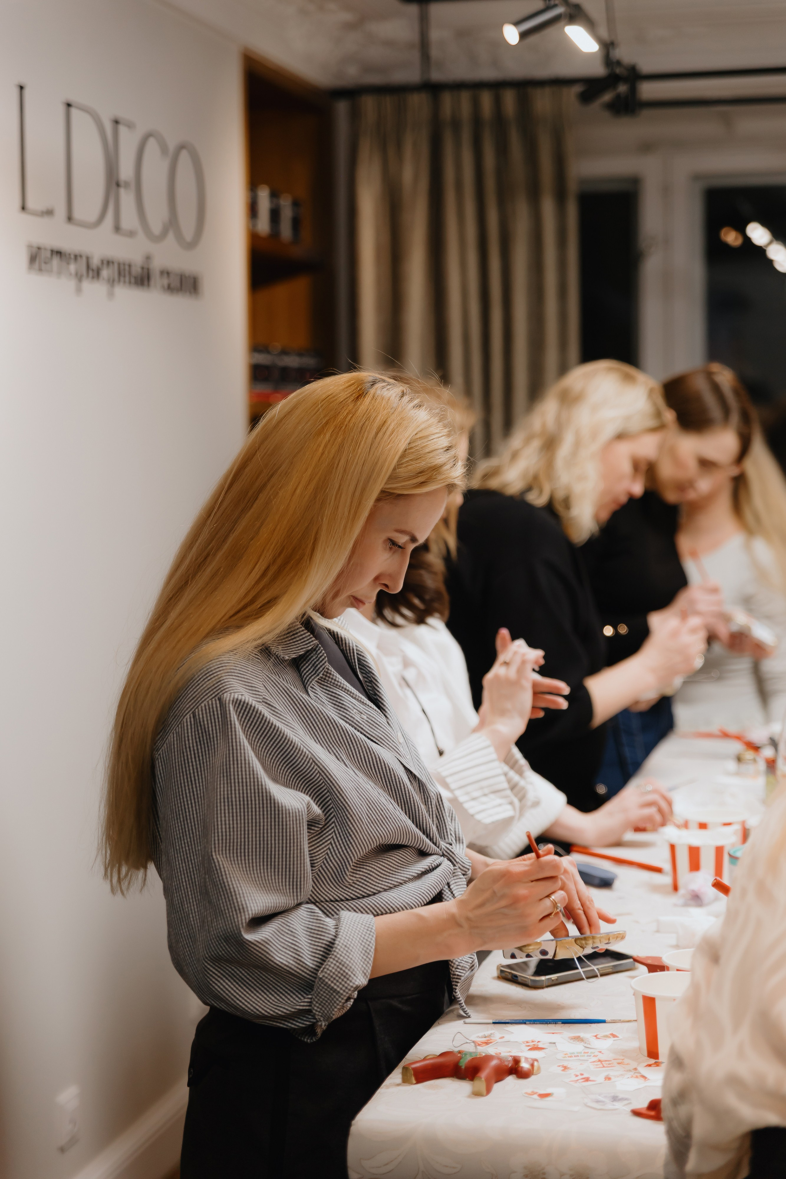 Предновогодний «Кофе-рейв» в L. DECO 17 декабря 2025 года. L. Deco интерьерный салон. Краски/обои/лепной декор