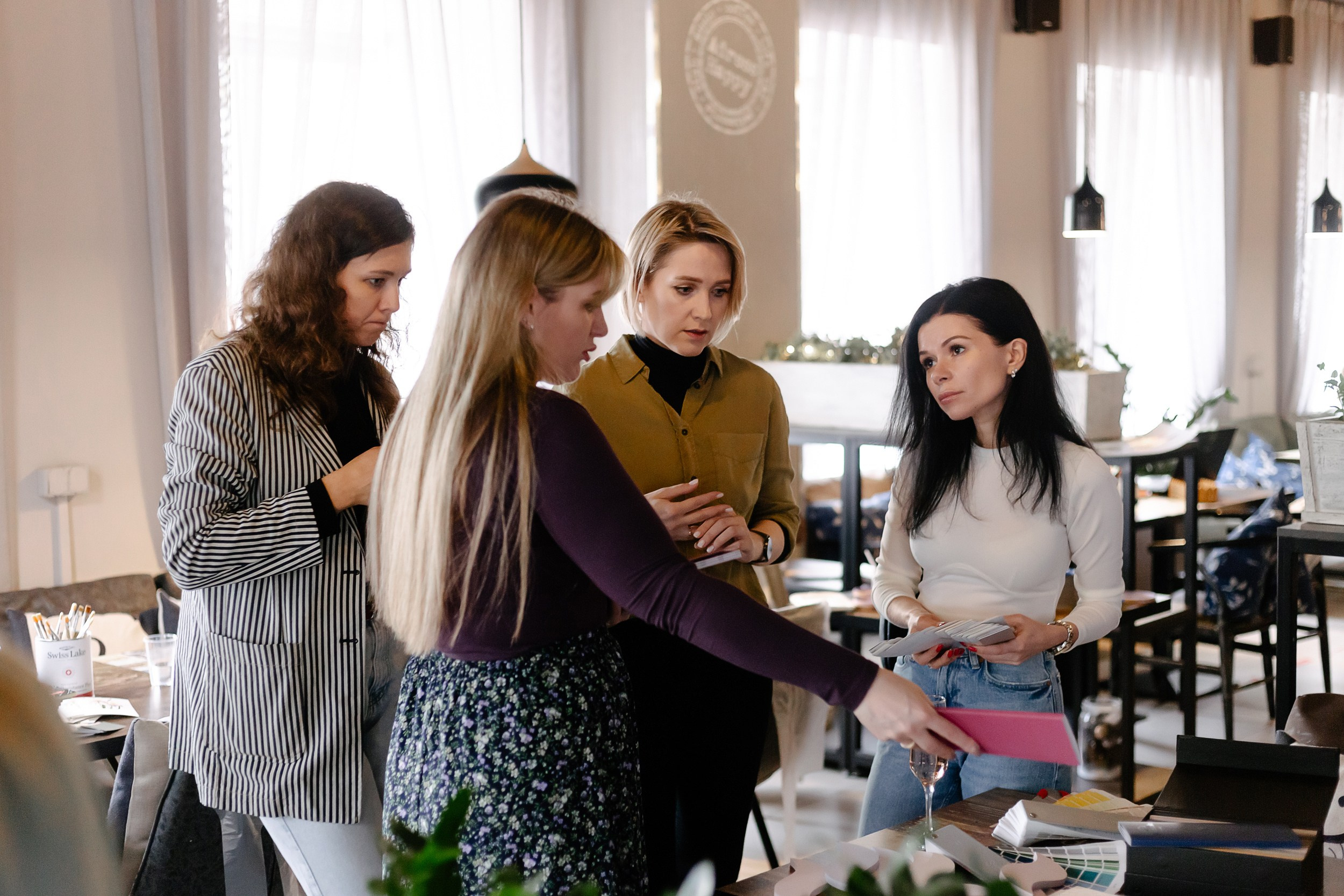 Тест-драйв красок Swiss Lake. L. Deco интерьерный салон. Краски/обои/лепной декор