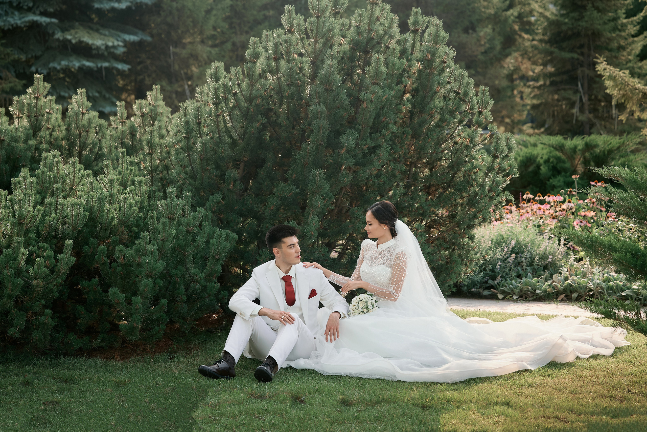 Аяз и Аделя. Свадебная фотосессия душевной пары в белых одеяниях на белых одеялах…. Мое имя Раиль. Я репортажный фотограф в Казани, так же мой любимый жанр — свадебный фотограф