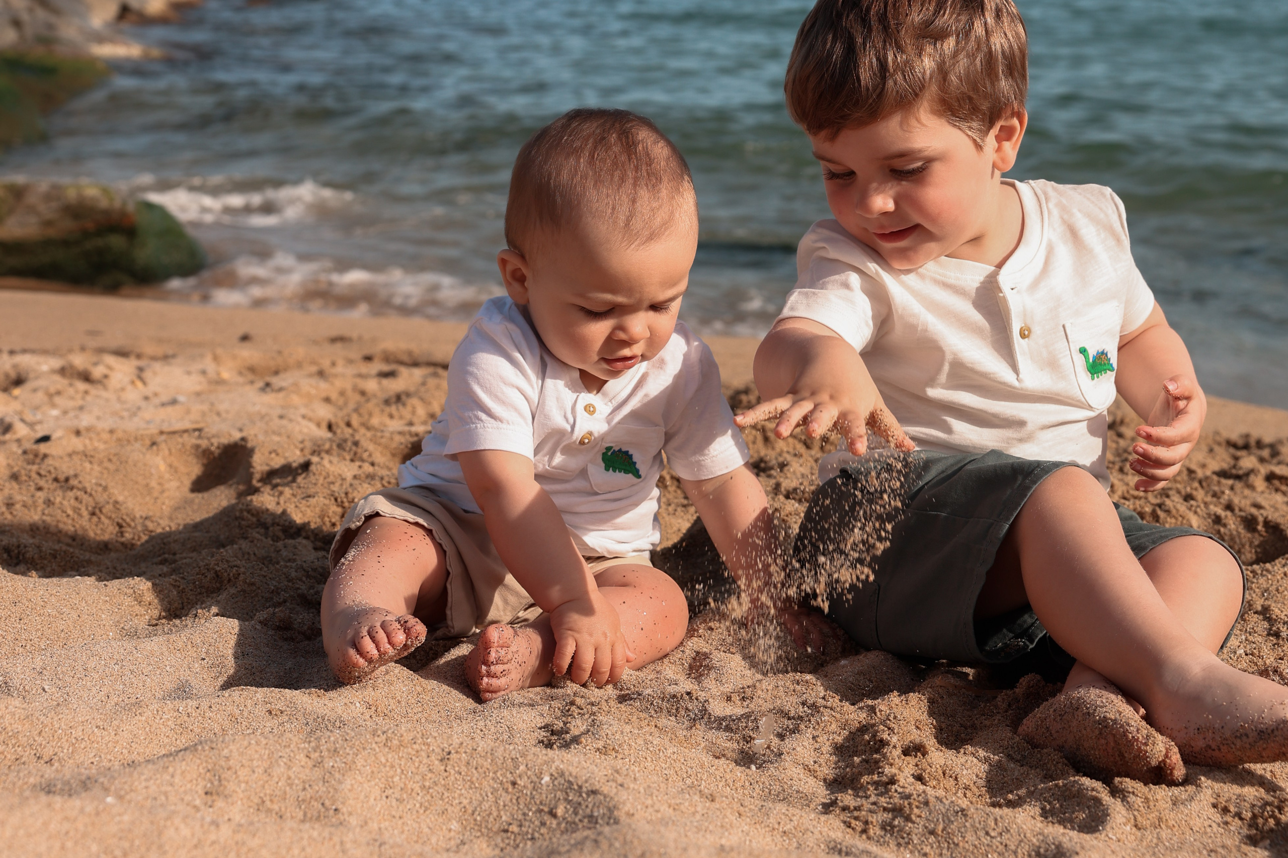 Family pizza at the sea. Natalia Zhuravleva|family, newborn, maternity photographer in Barcelona