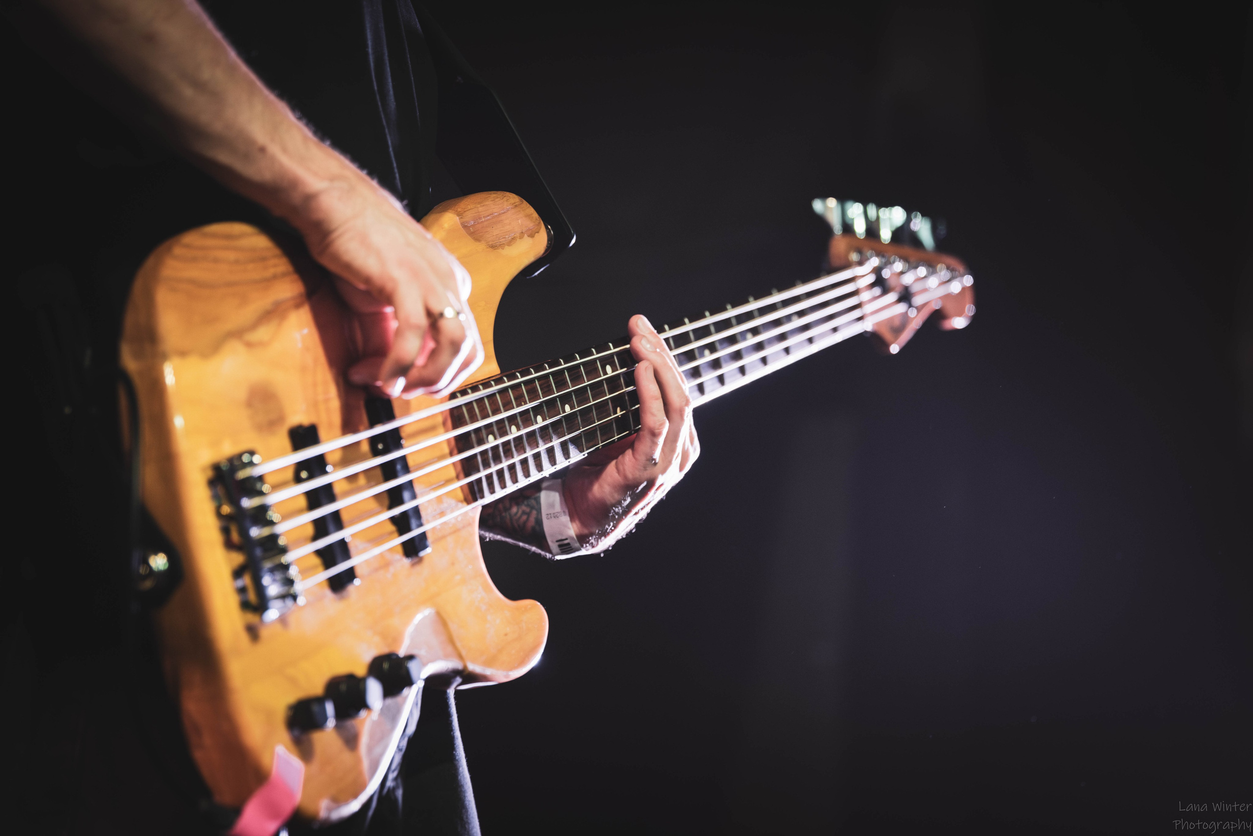 7000$ (29 июня 2025 года, Москва, клуб Урбан). Фотограф Светлана Блинова, Москва и Московская область