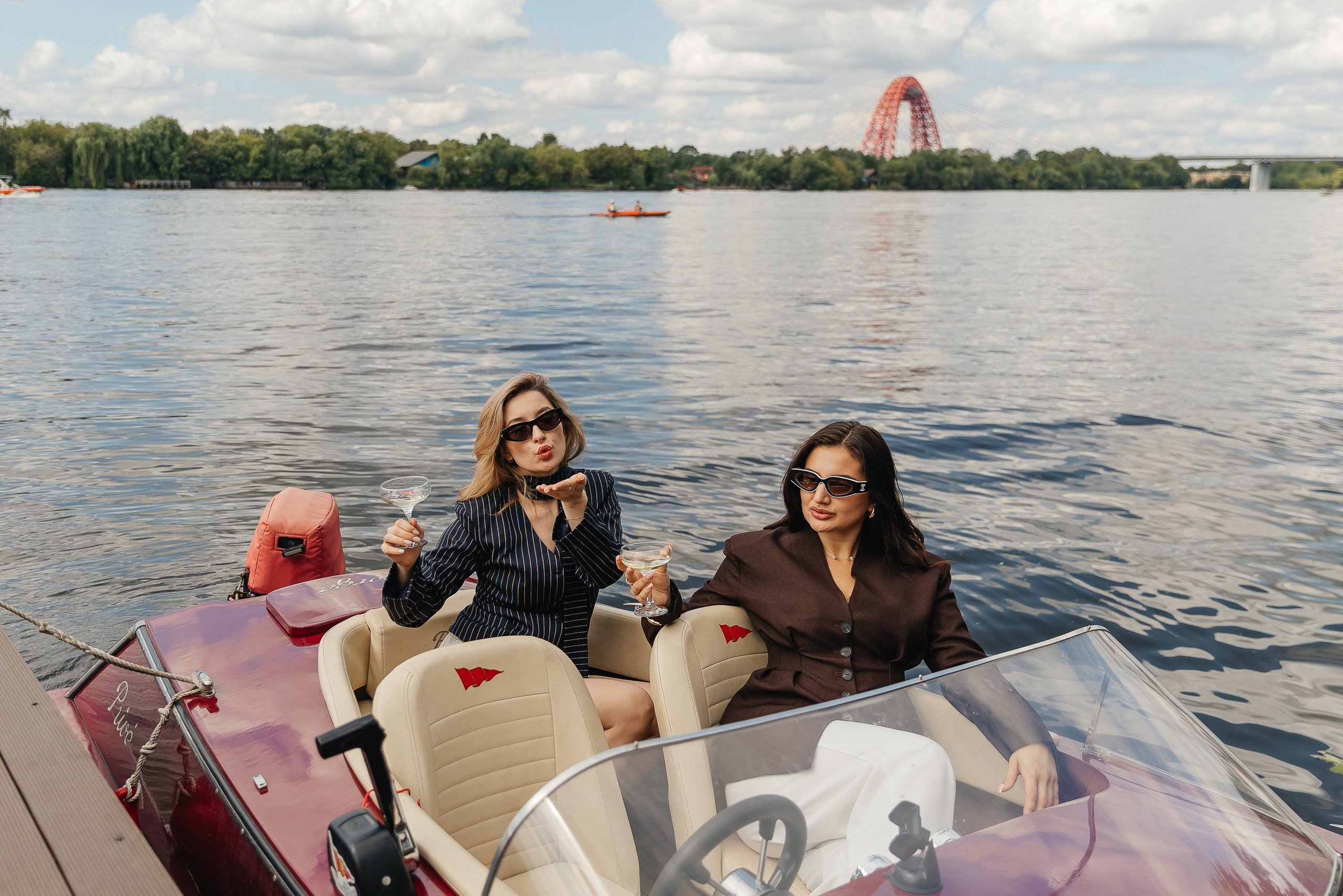 девичник на ретро катерах, ретрокатер, фотограф на девичник, прогулка на яхте, фотосессия на катере, ретро-катер, катер в москве