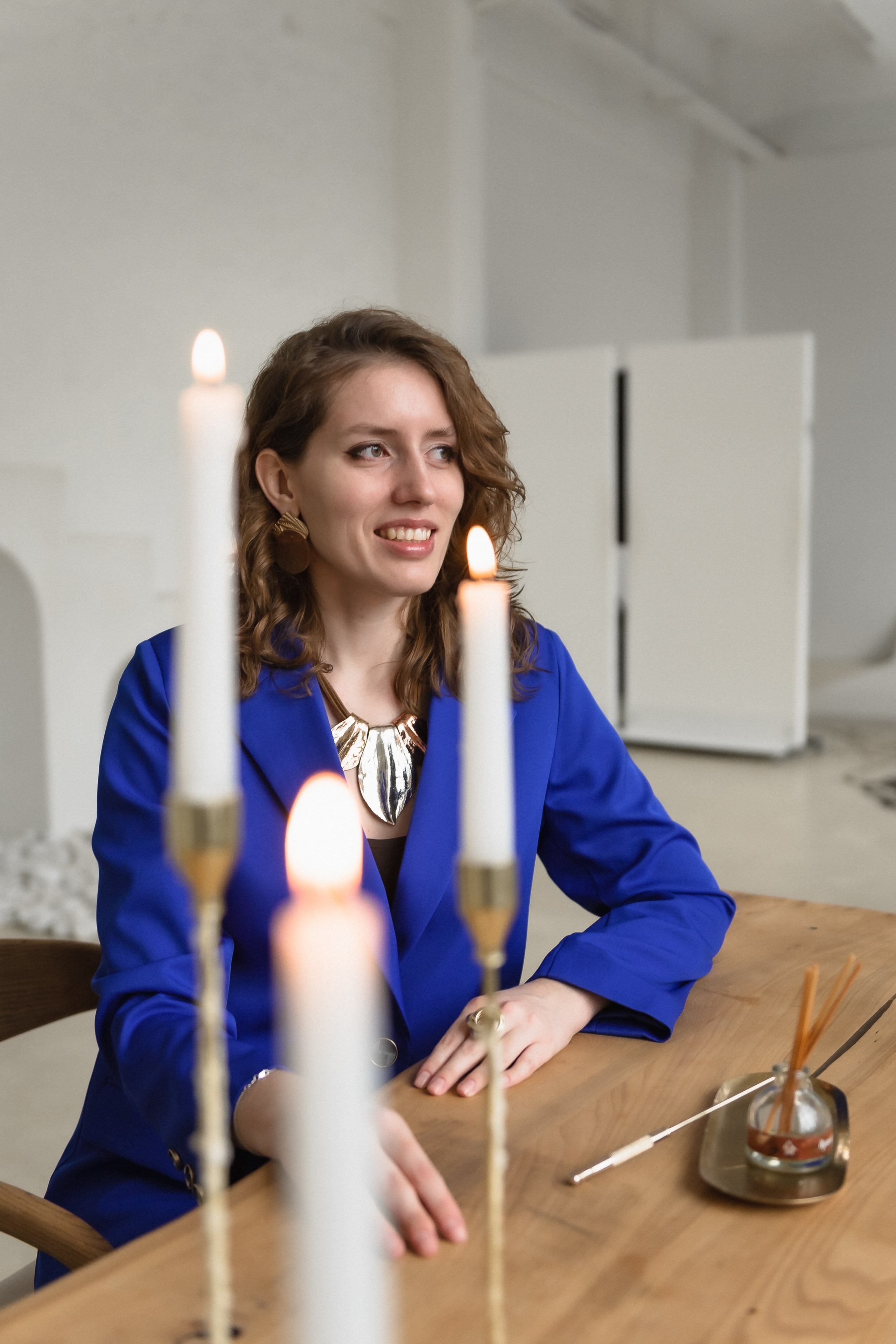 Портрет в светлом зале. КОНТЕНТ |БРЕНД фотограф Санкт-Петербург — Жанна Олтаржевская