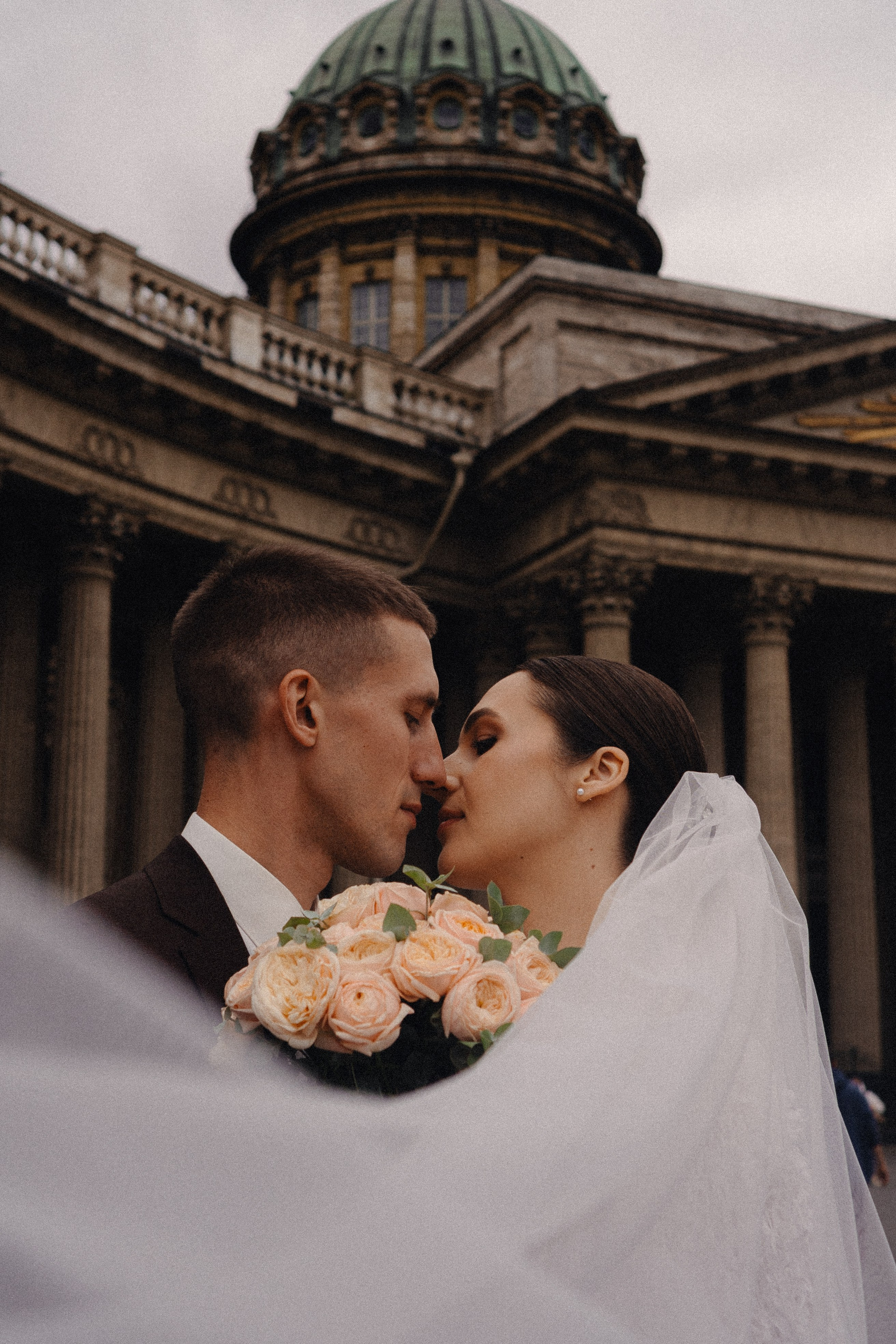 СВАДЕБНАЯ ПРОГУЛКА В САНТК-ПЕТЕРБУРГЕ (ИСАКИЕВСКИЙ СОБОР, ЗИМНЯЯ КАНАВКА, ЭРМИТАЖ И БОЛЬШАЯ МОРСКАЯ УЛИЦА). Профессиональный фотограф, Санкт-Петербург — Виктория Богомолова