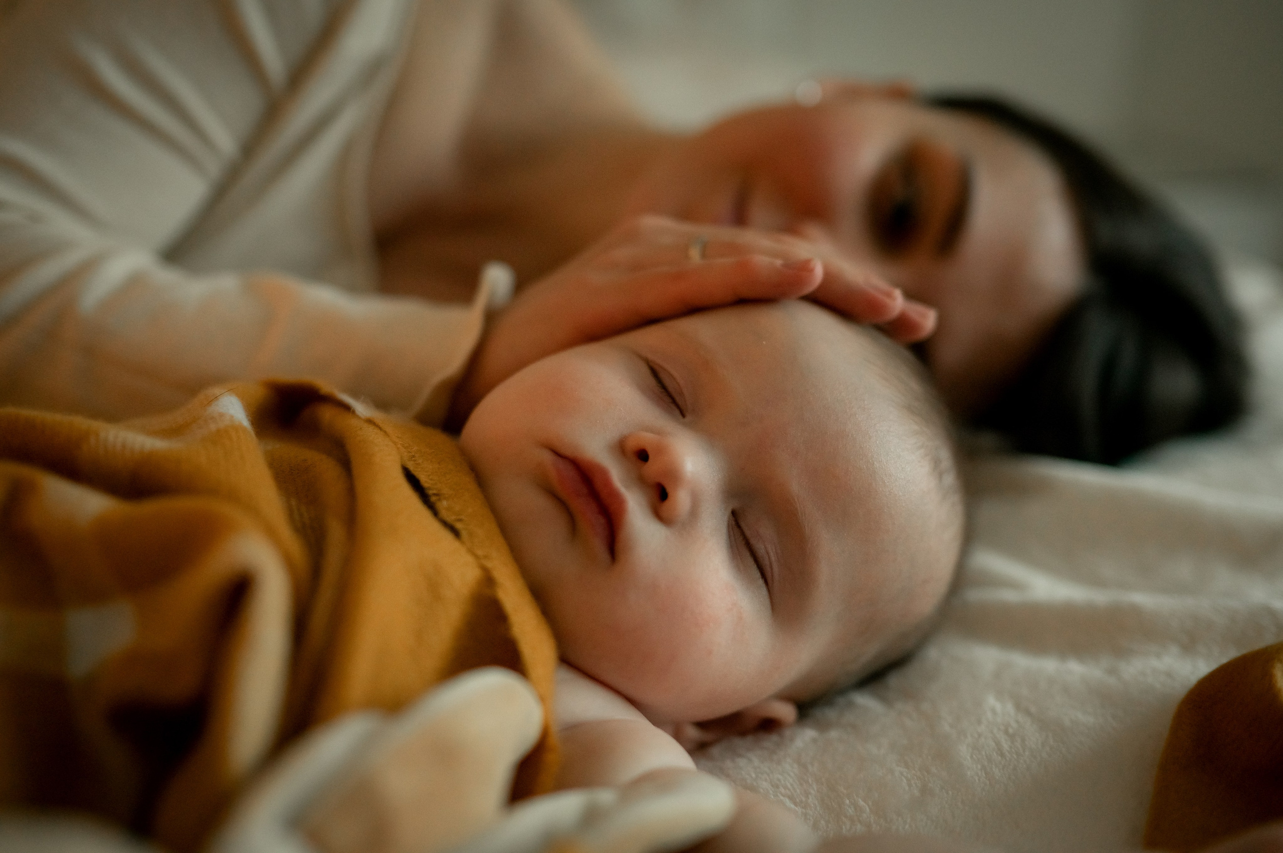Родители с новорожденным малышом. Фотограф новорождённых, семейный, школьный в городе Калуге Евгения