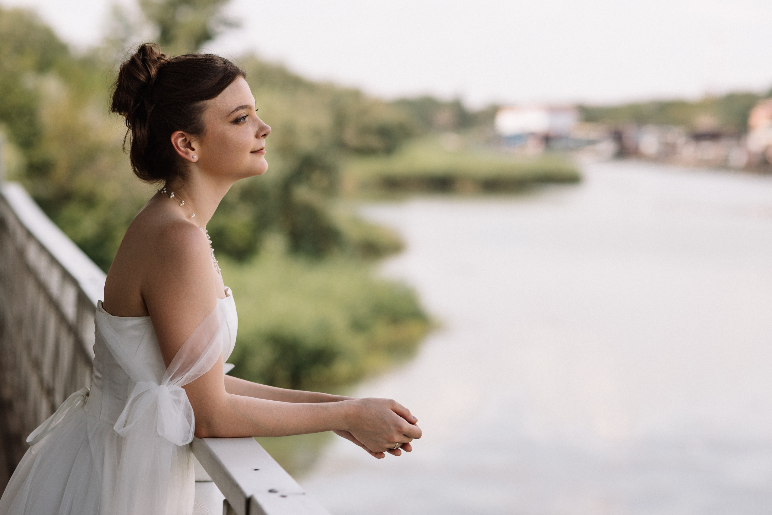 Фото на фоне реки, после свадебного торжества