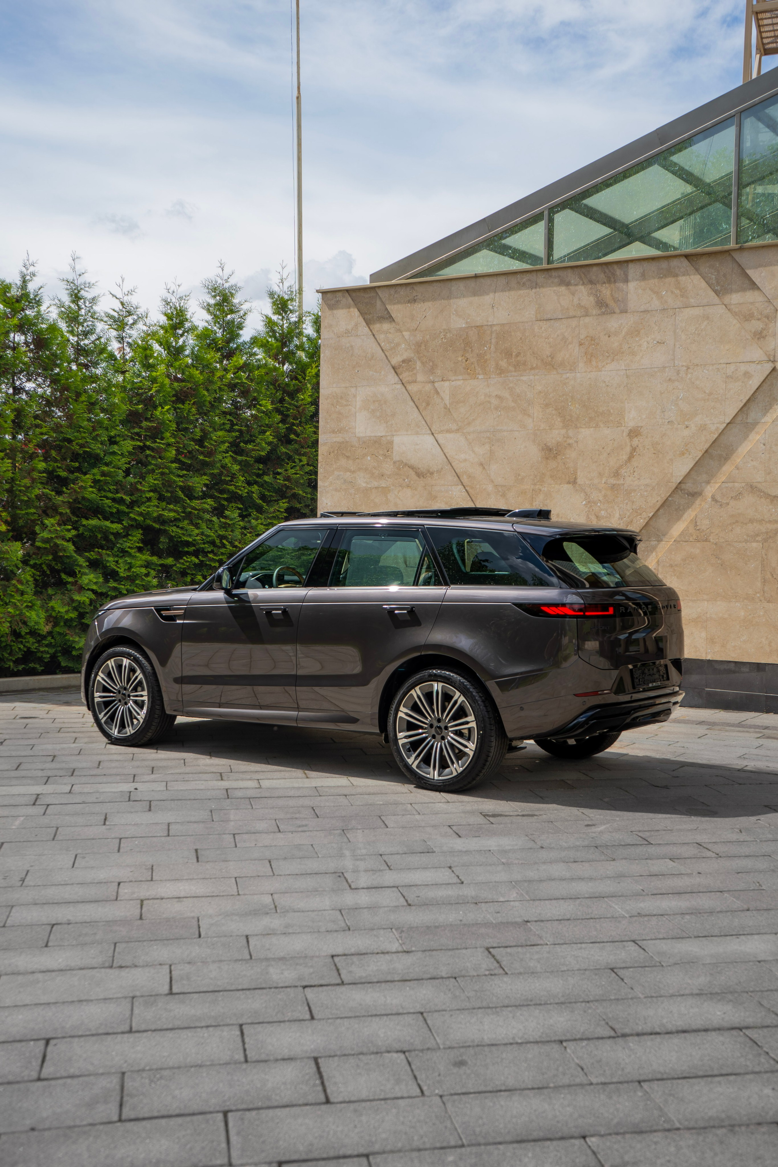 Range Rover Sport 2026. Автомобильный фотограф Ногинск Денис Городок