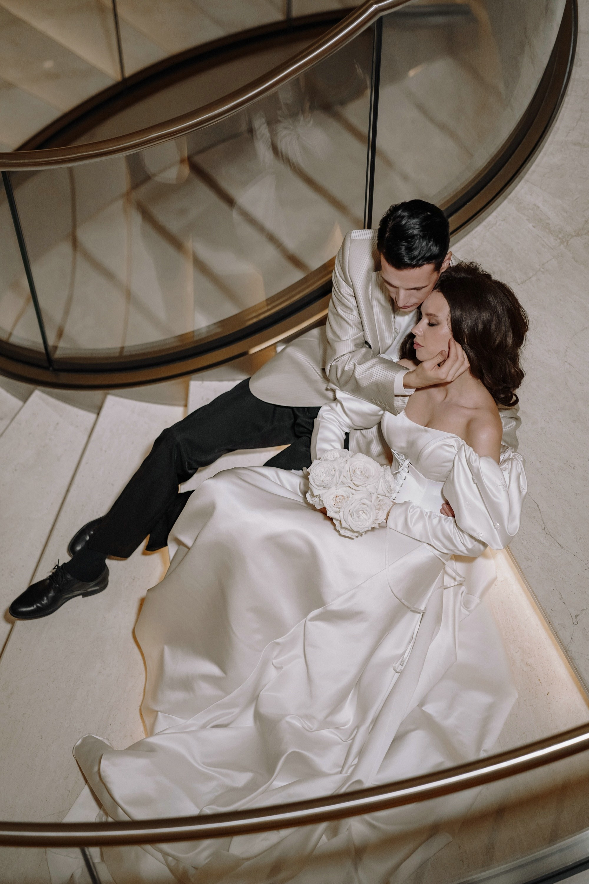 Фотосессия свадьбы на лестнице в Hyatt Regency Moscow Petrovsky Park. Свадебный и семейный фотограф в Москве Светлана Зоткина