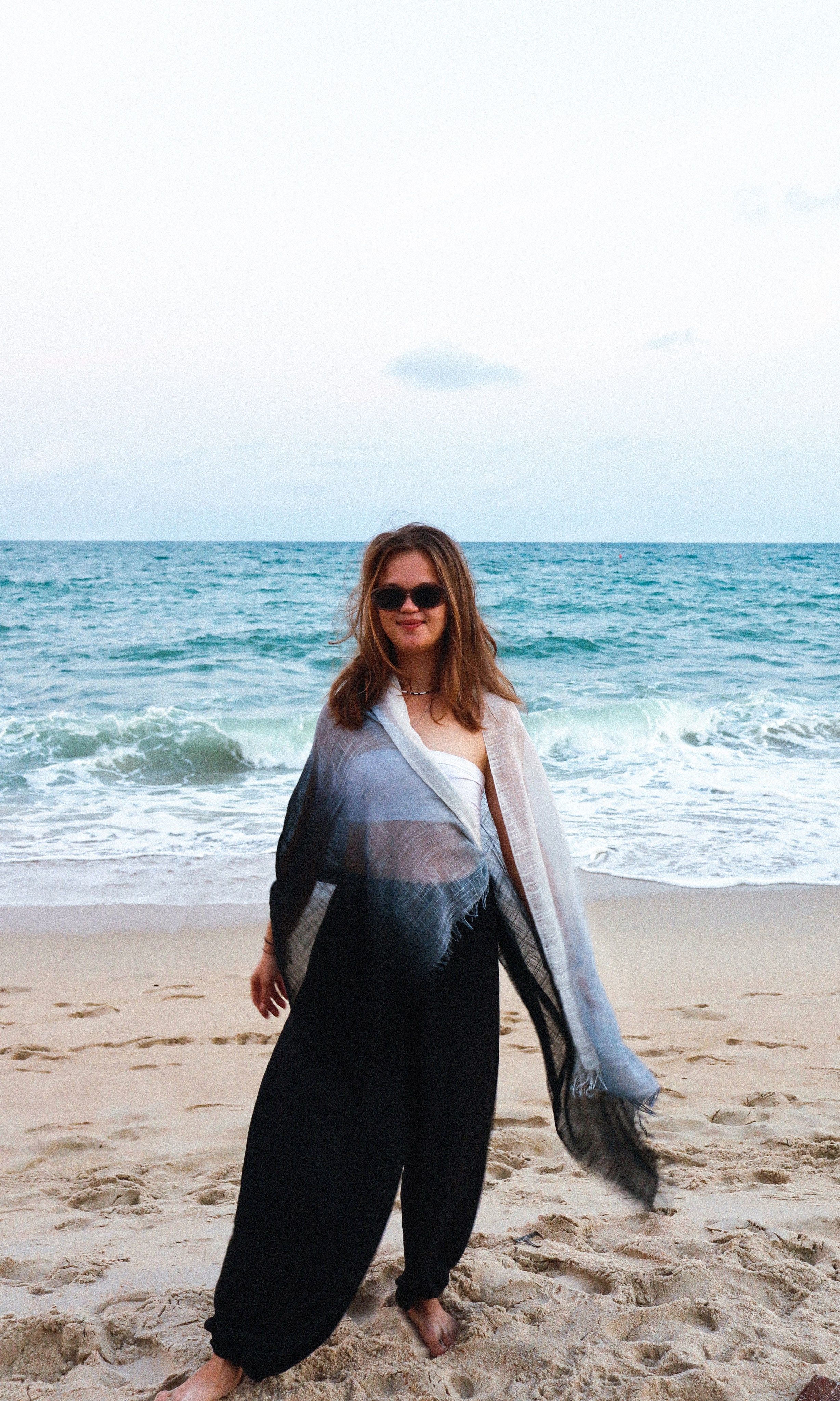 Фотосессия на берегу в пленочном стиле профессиональные кадры