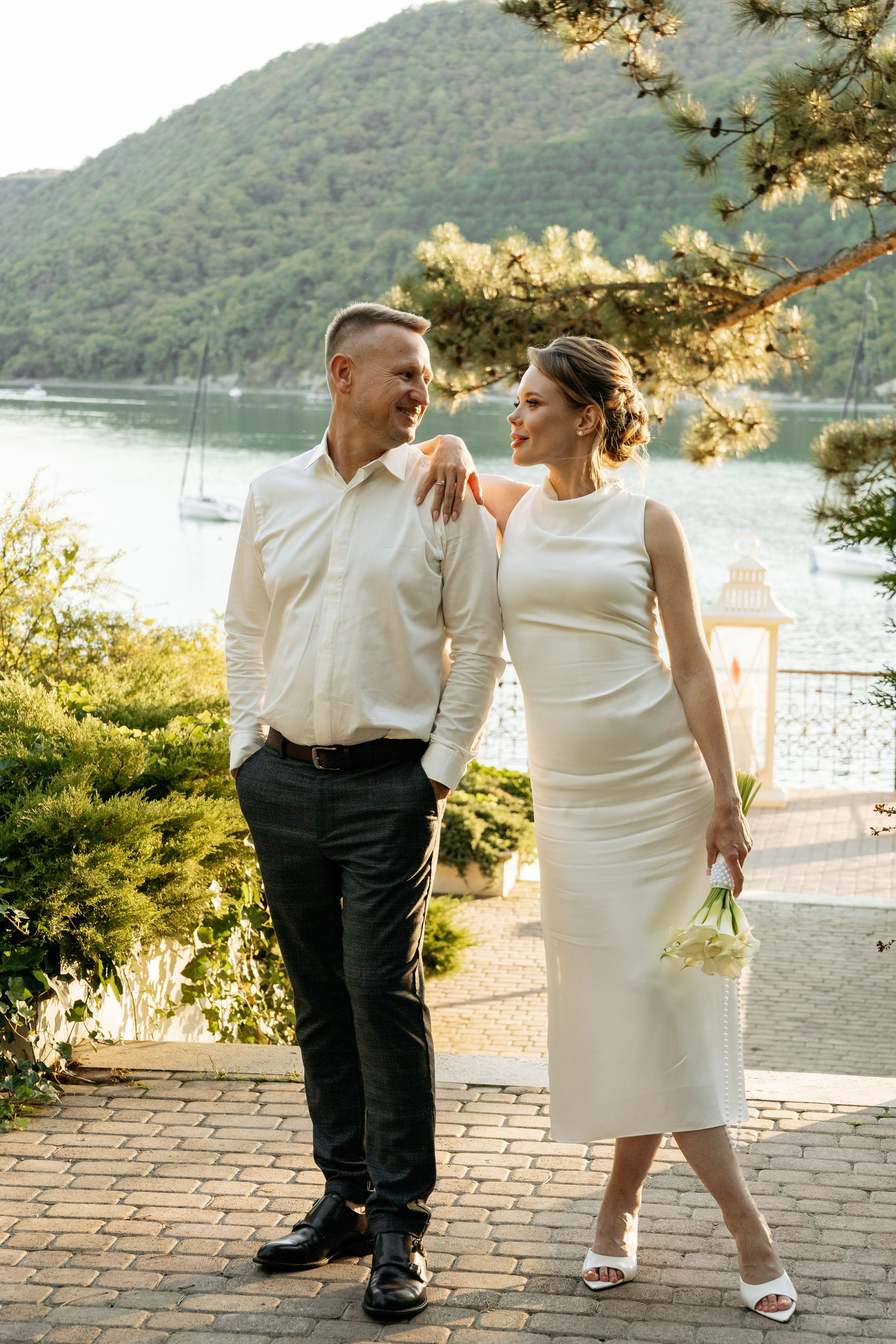 Прогулка молодоженов по зеленым аллеям Абрау-Дюрсо