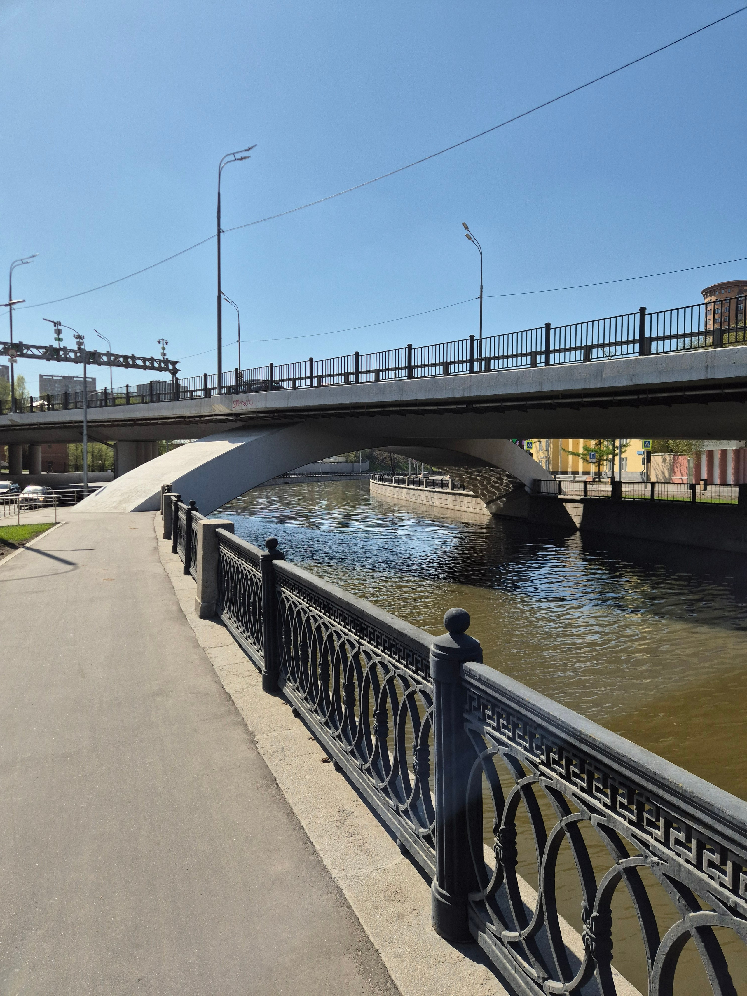Но появились лавочки, указатели. Проехать до Москва-реки и обратно стало вполне возможно и комфортно
