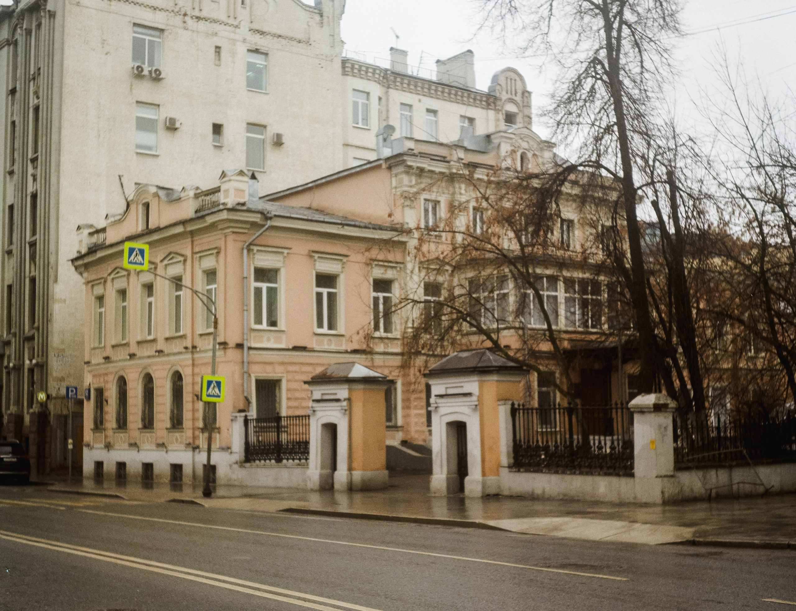 Ул. Большая Полянка и Музей Тропинина / Kodak Gold 200 / Konishiroku Pearl II