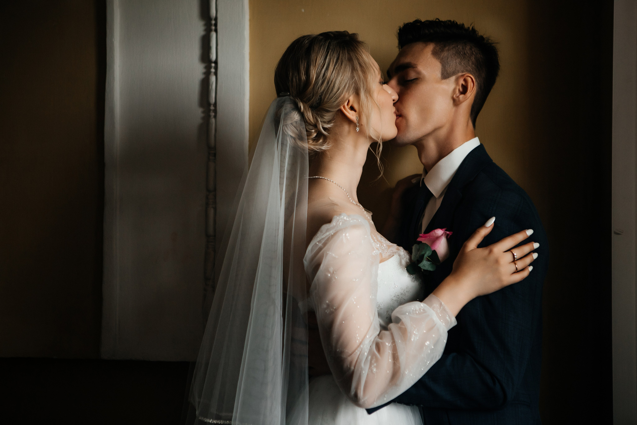 Евгения и Николай утренние сборы. Свадебный фотограф Виктория Чуйко Магнитогорск. Визуал для бизнеса