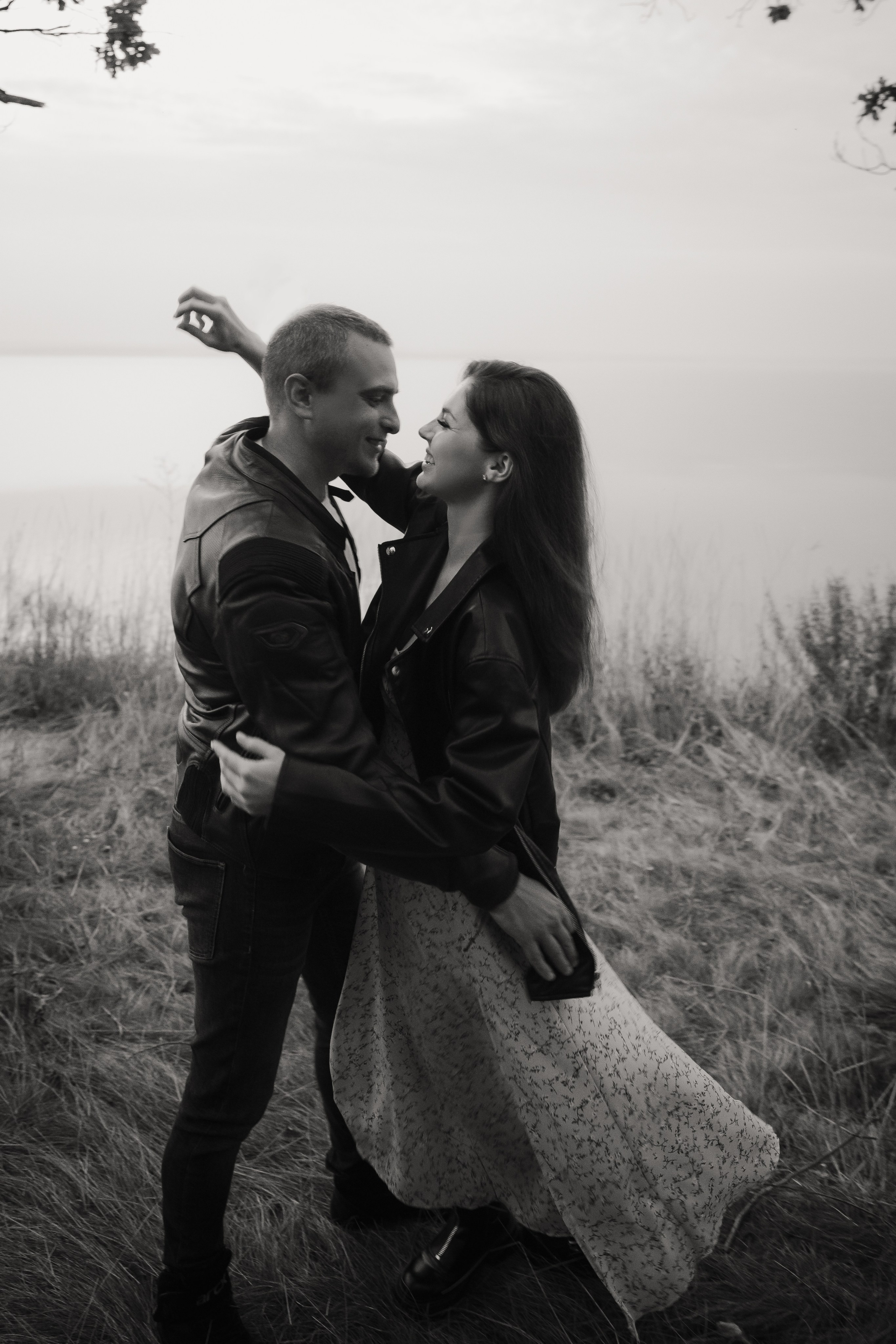 Фотосессия лавстори с мотоциклом на природе. Свадебный и семейный фотограф в Самаре и Тольятти | Елена Топанцева