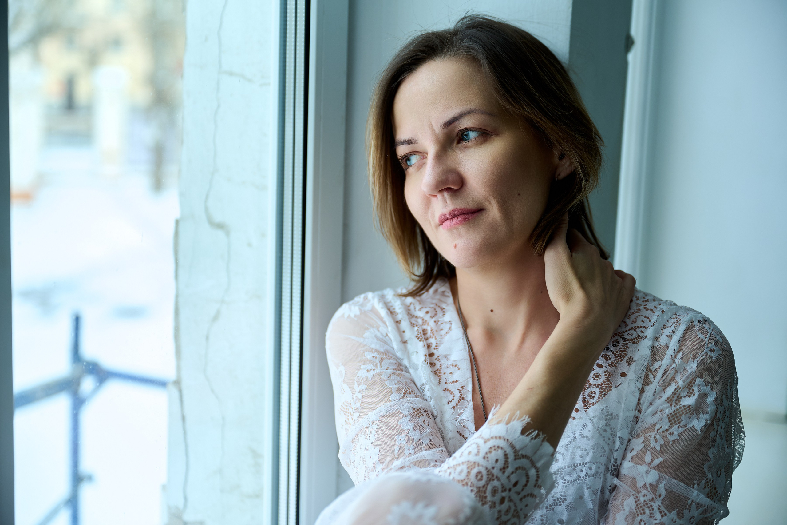 Тихая женская фотография — съёмка без ролей и позирования, где важнее состояние, чем образ