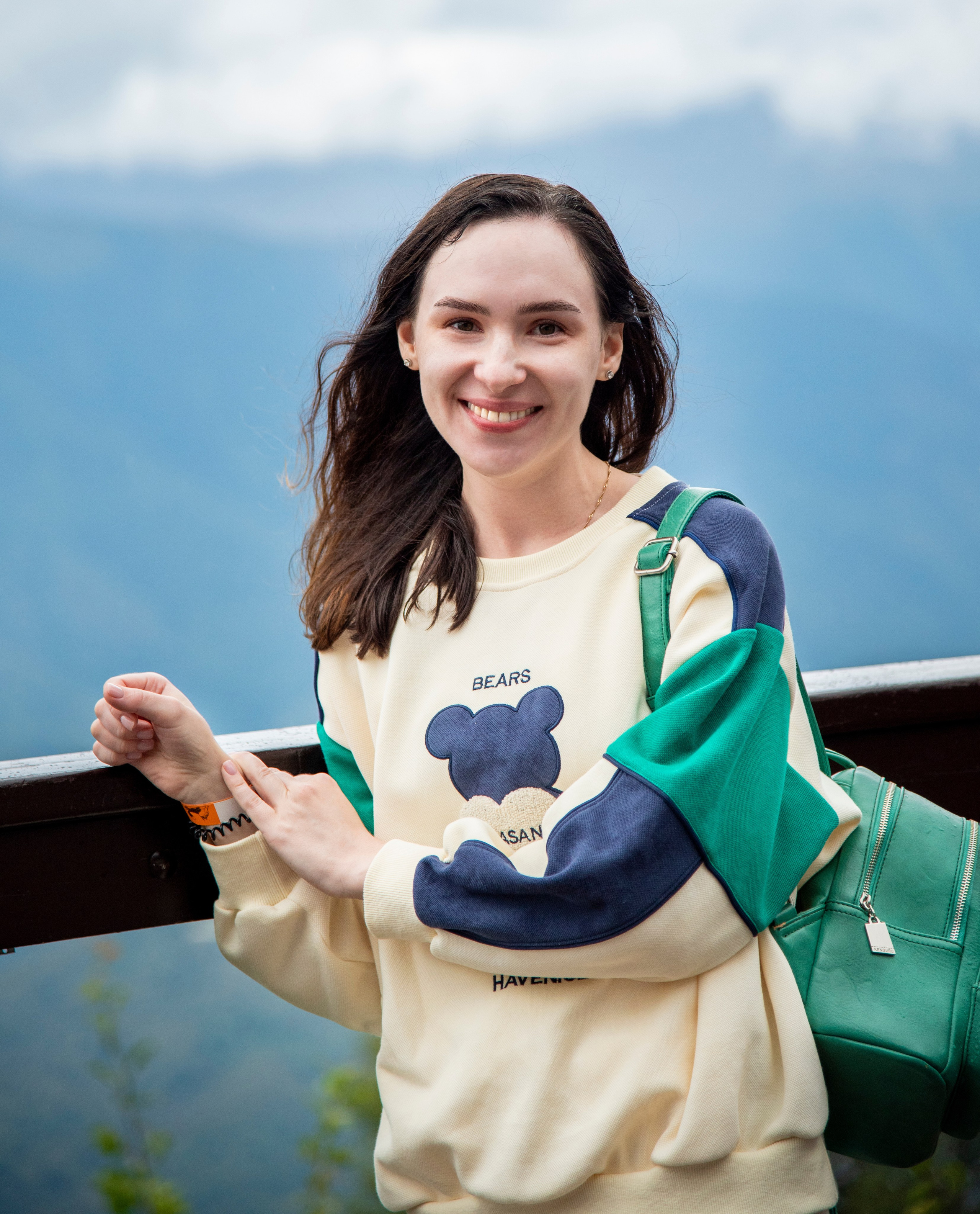 Брюнетка, на фоне гор. Красная поляна, спортивный костюм, рюкзачёк