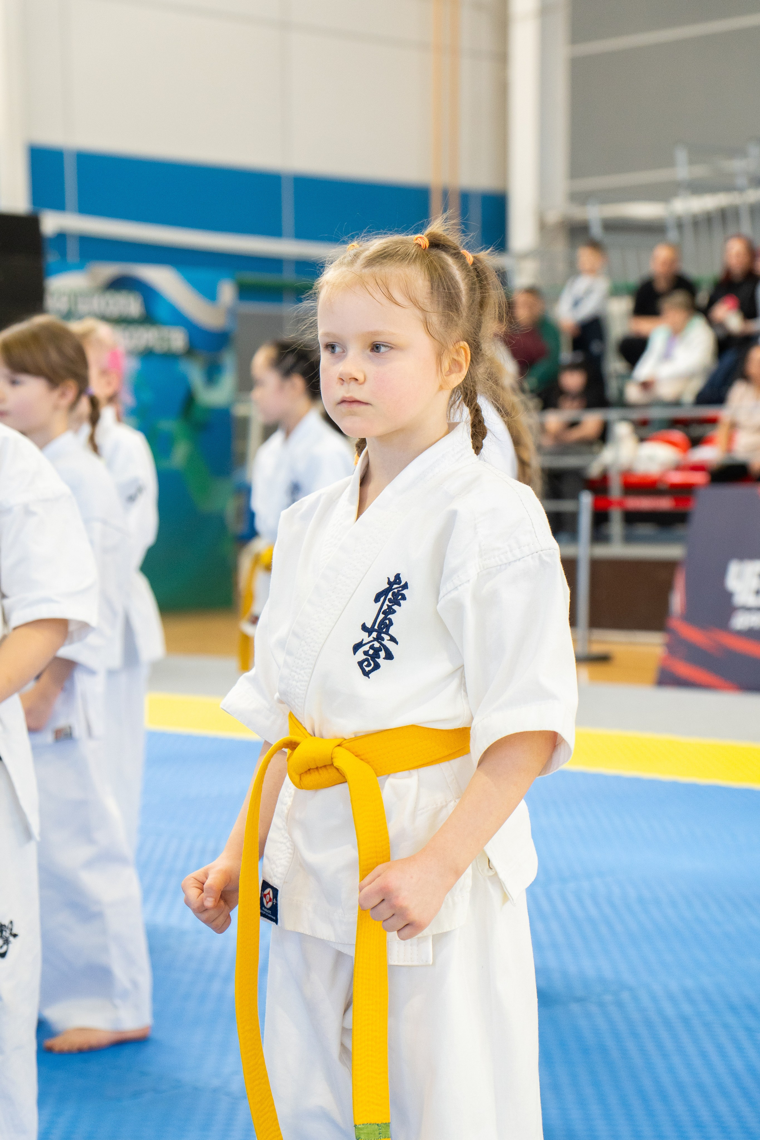 Юная спортсменка в кимоно с жёлтым поясом на соревнованиях по тхэквондо в Хабаровске. Репортажная фотография от Дмитрия Дергачёва