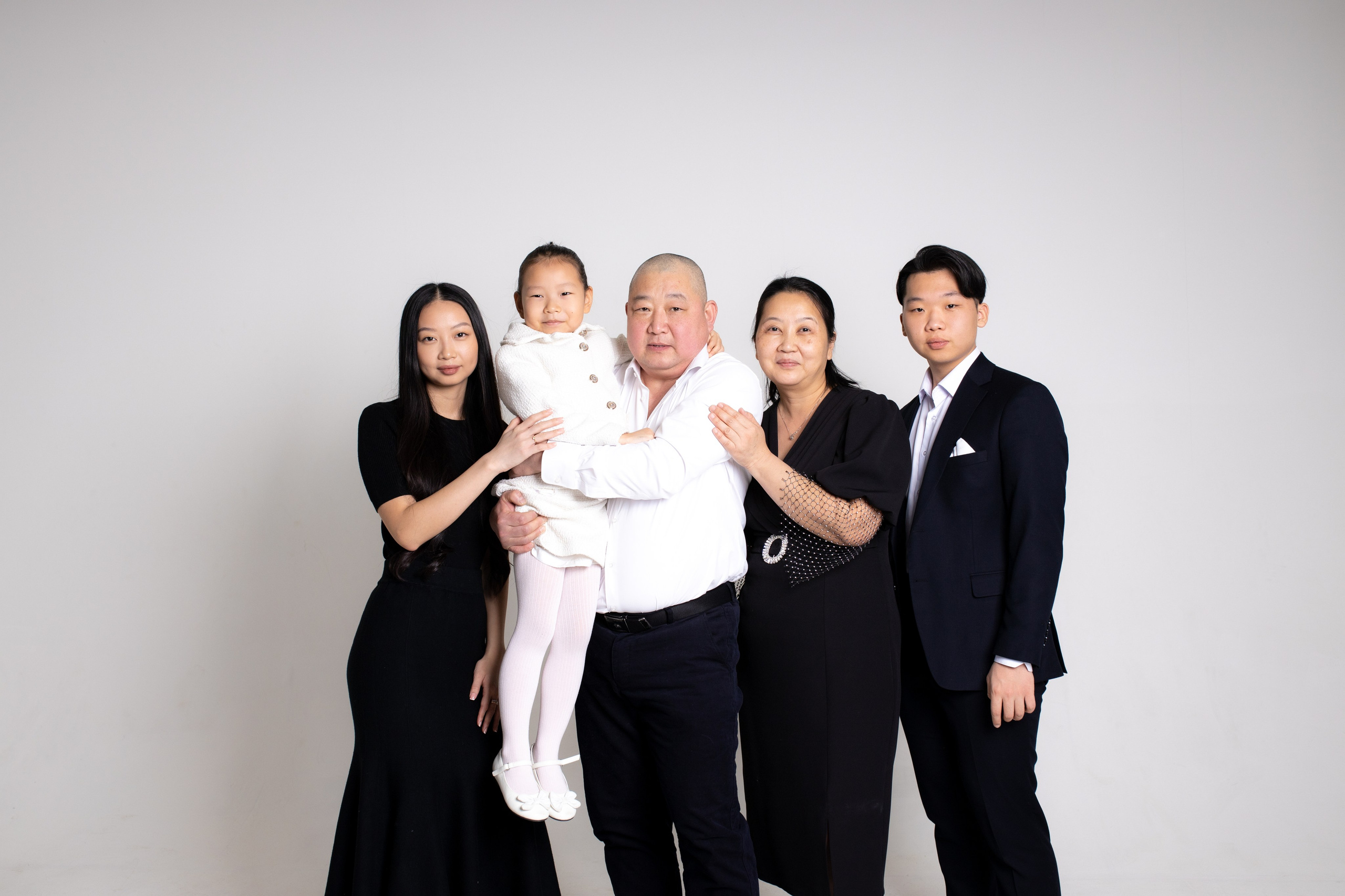 Семейная фотосессия на циклораме с импульсным светом. Фотограф в Железнодорожном и Балашихе