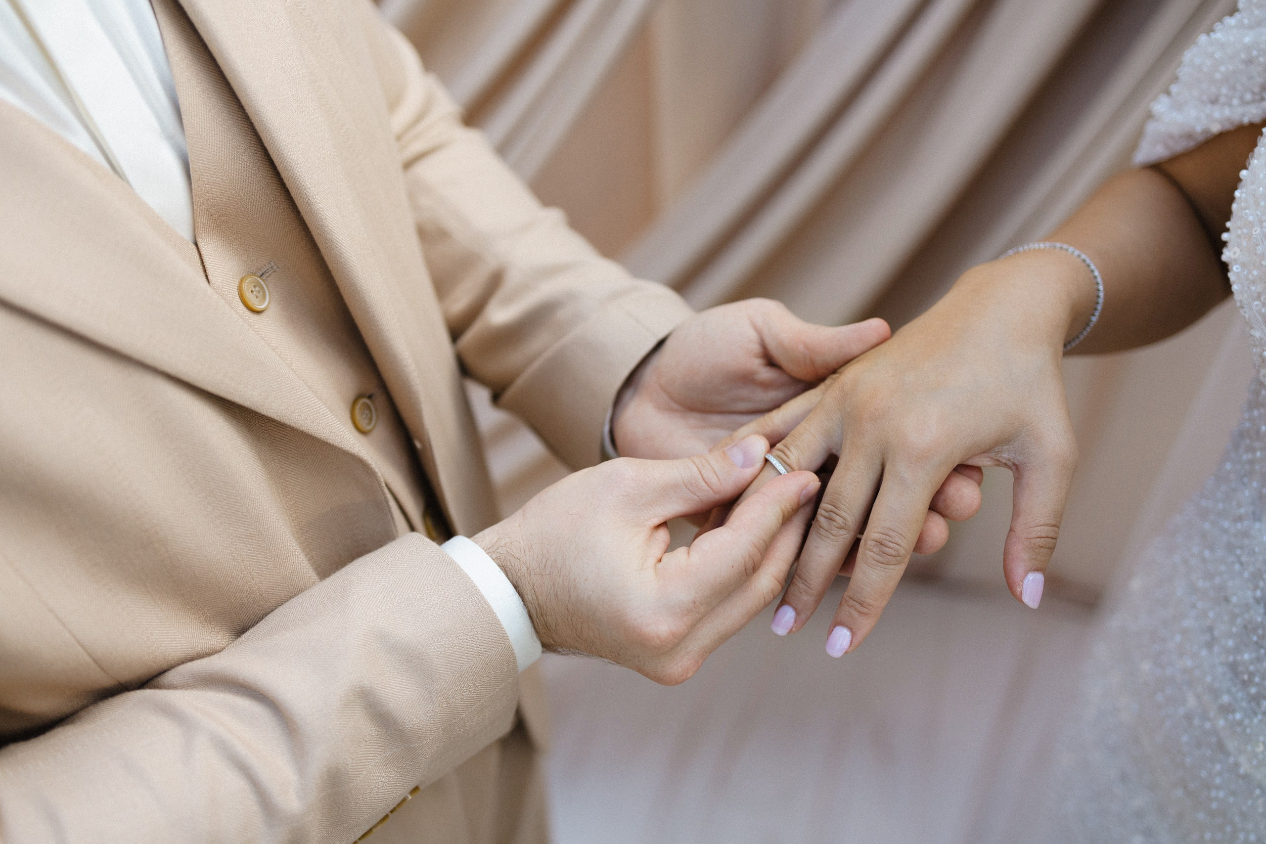 Здравствуйте! Я свадебный фотограф из Ульяновска, работаю в том числе по всей России и с выездом за границу. Снимаю свадьбы, lovestory, корпоративы, светский репортаж. Провожу обучение по фотографии, мастер-классы и воркшопы для других фотографов.