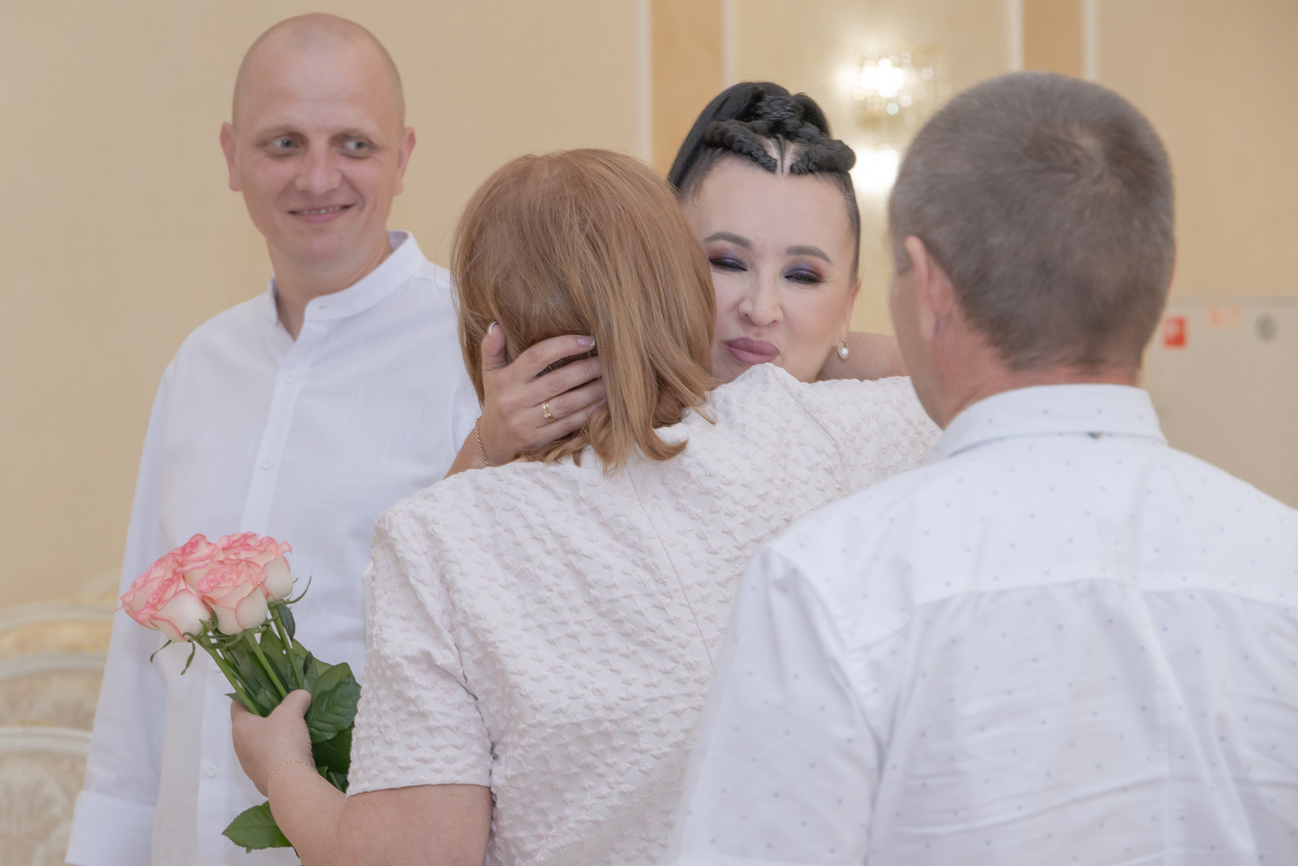 Гости поздравляют жениха и невесту