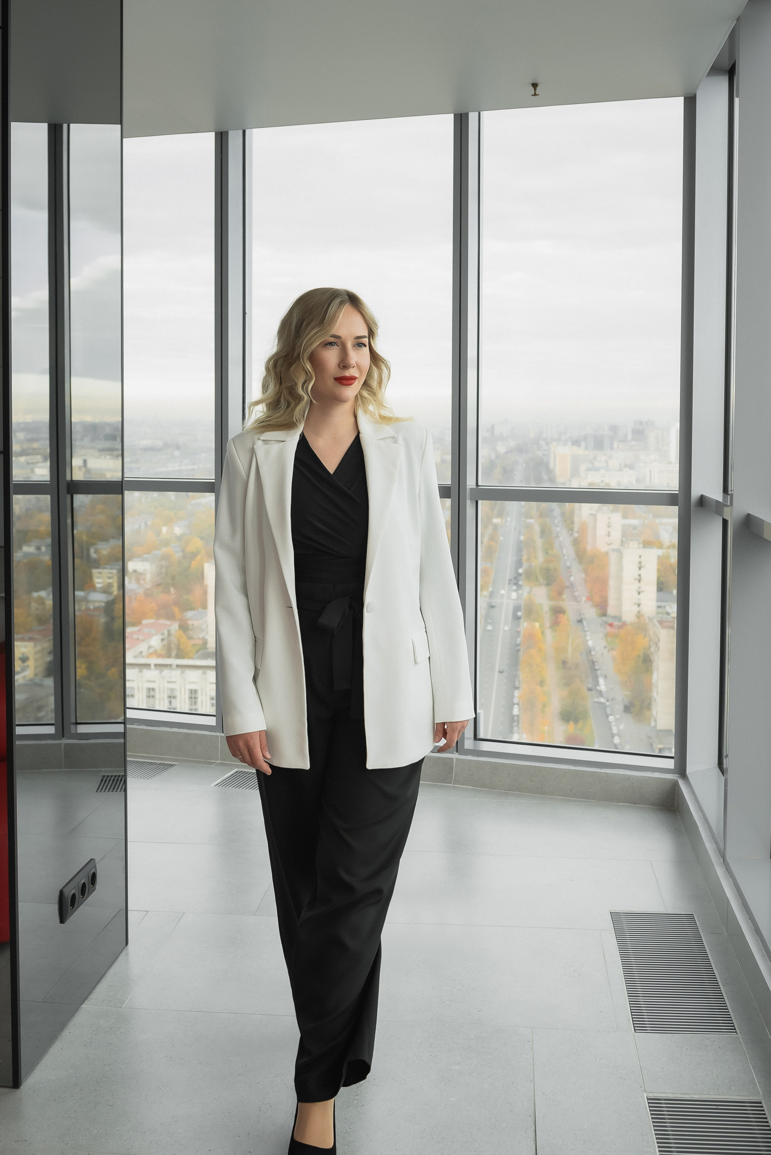 Портрет на красном фоне. КОНТЕНТ | БРЕНД фотограф Санкт-Петербург — Жанна Олтаржевская