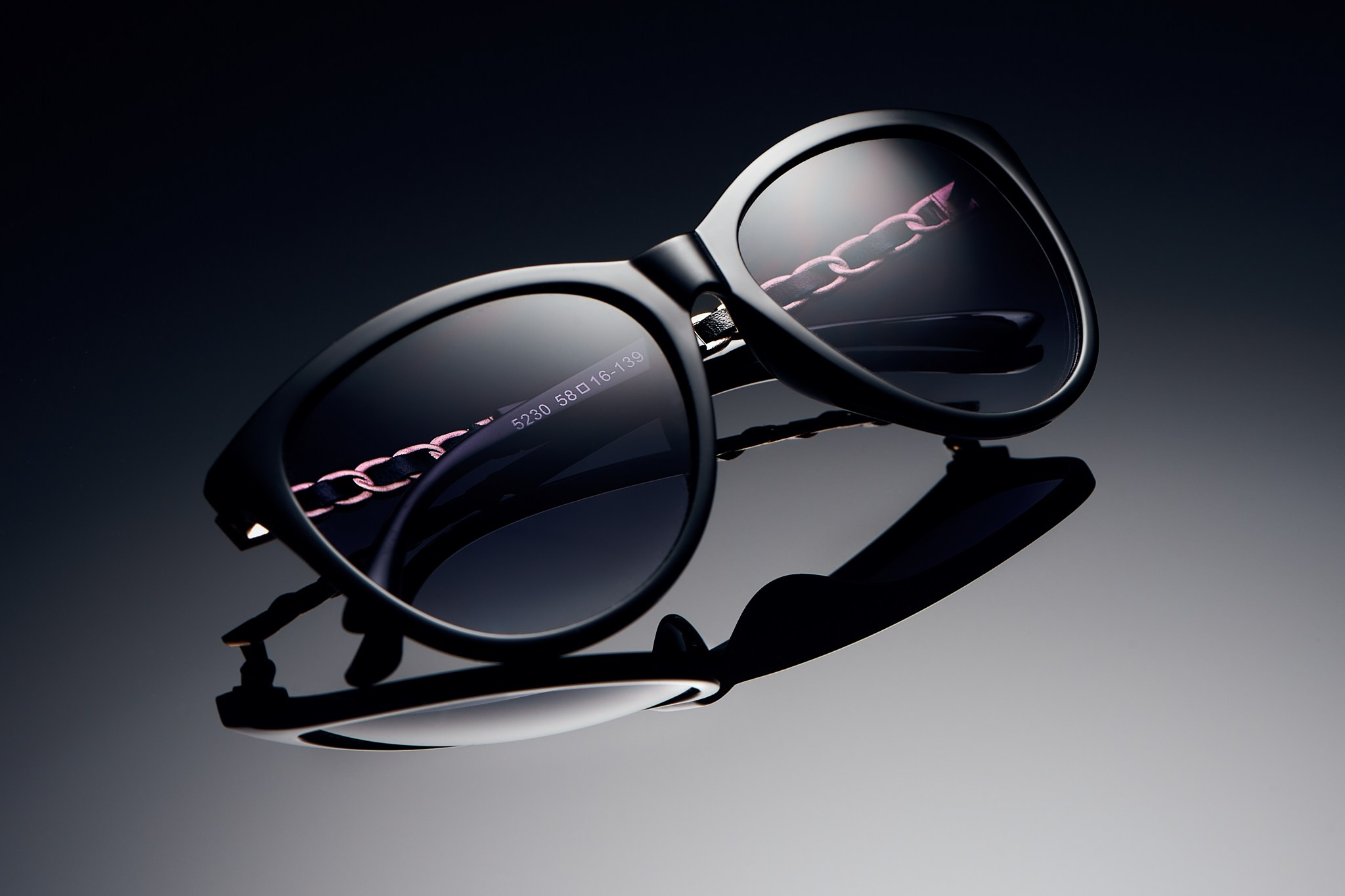 Студийная фотосъемка очков изделий из стекла