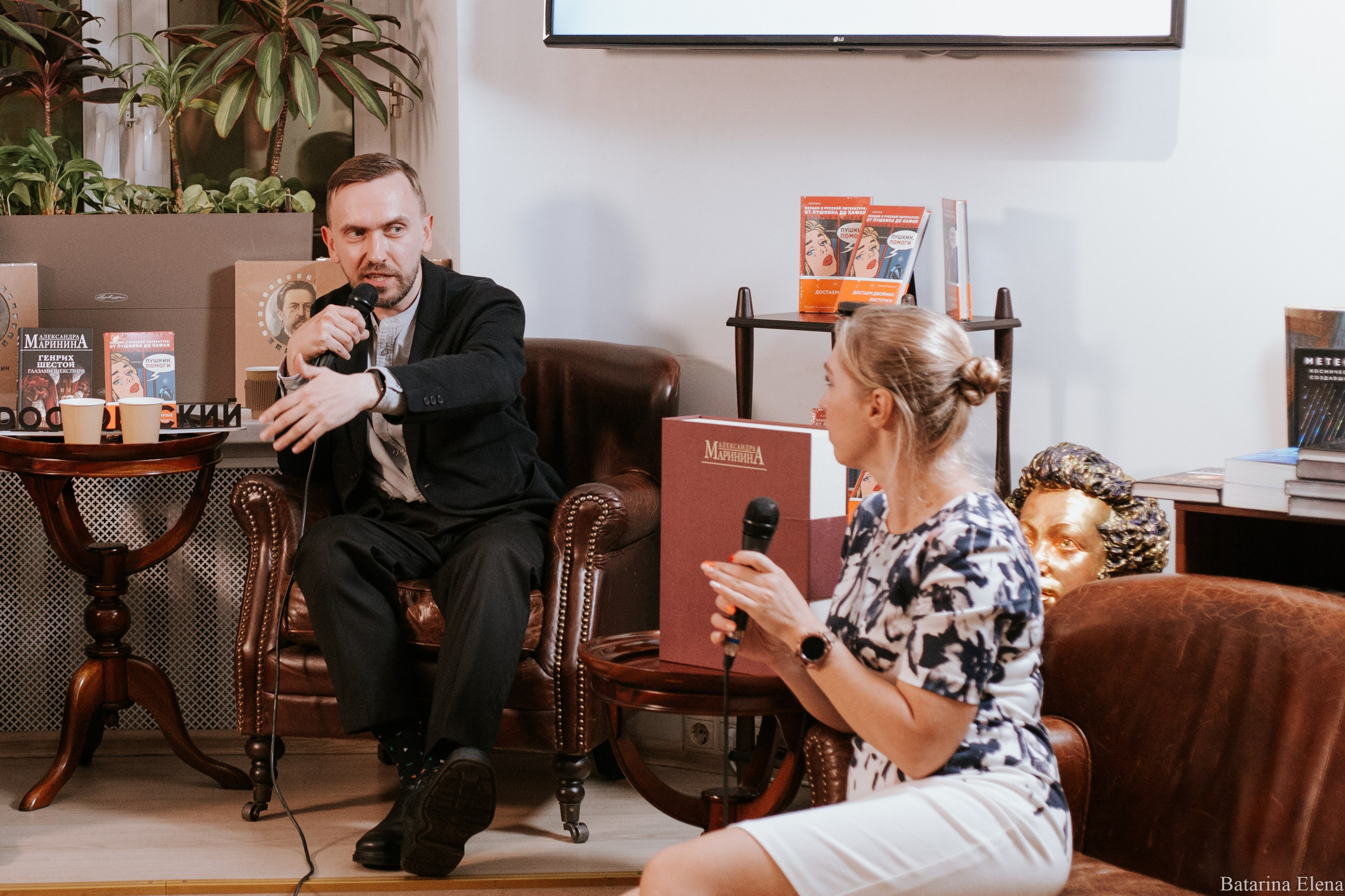 Валерий Печейкин и Александра Маринина. Public talk. Фотограф Елена Батарина