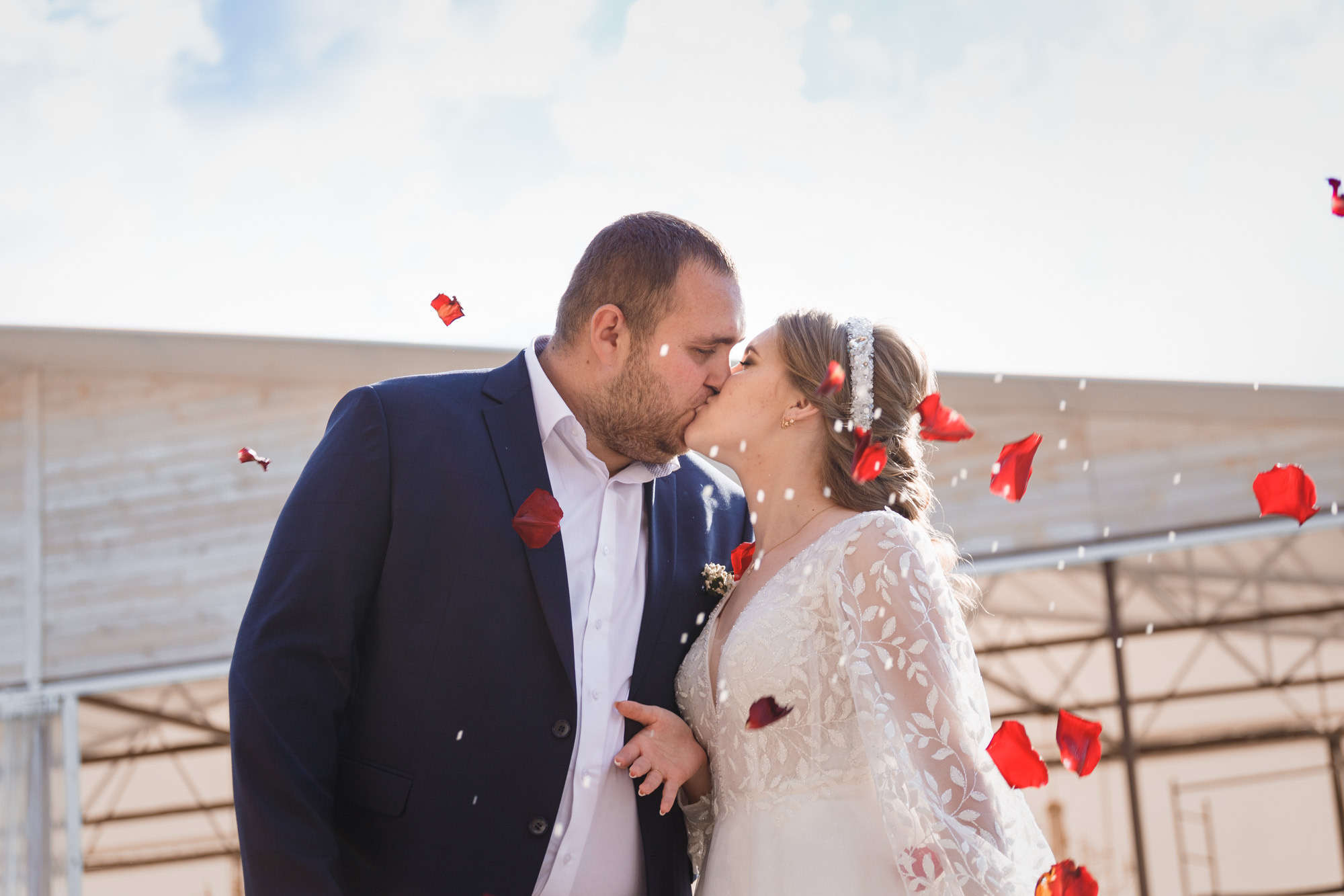 Снимаем свадьбу. Невеста одевает платье.Бронировать дату на 2022 год в директе.