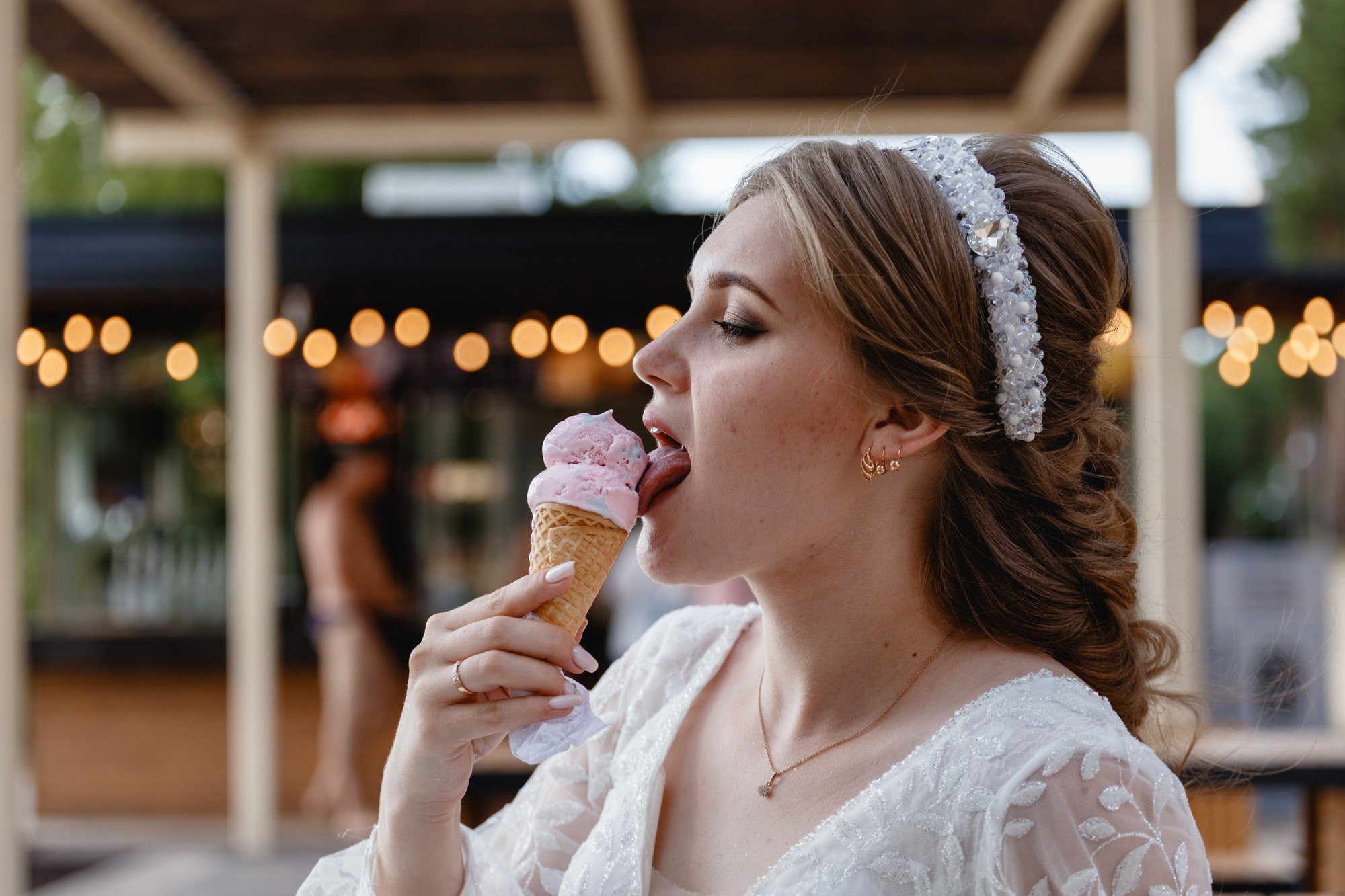 Снимаем свадьбу. Невеста одевает платье.Бронировать дату на 2022 год в директе.