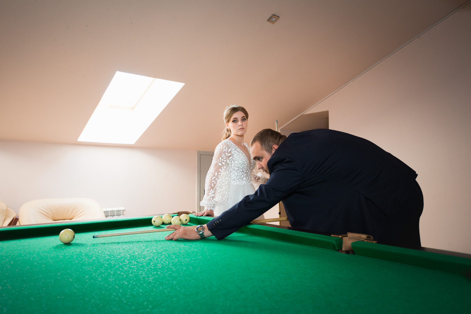 Снимаем свадьбу. Невеста одевает платье.Бронировать дату на 2022 год в директе.