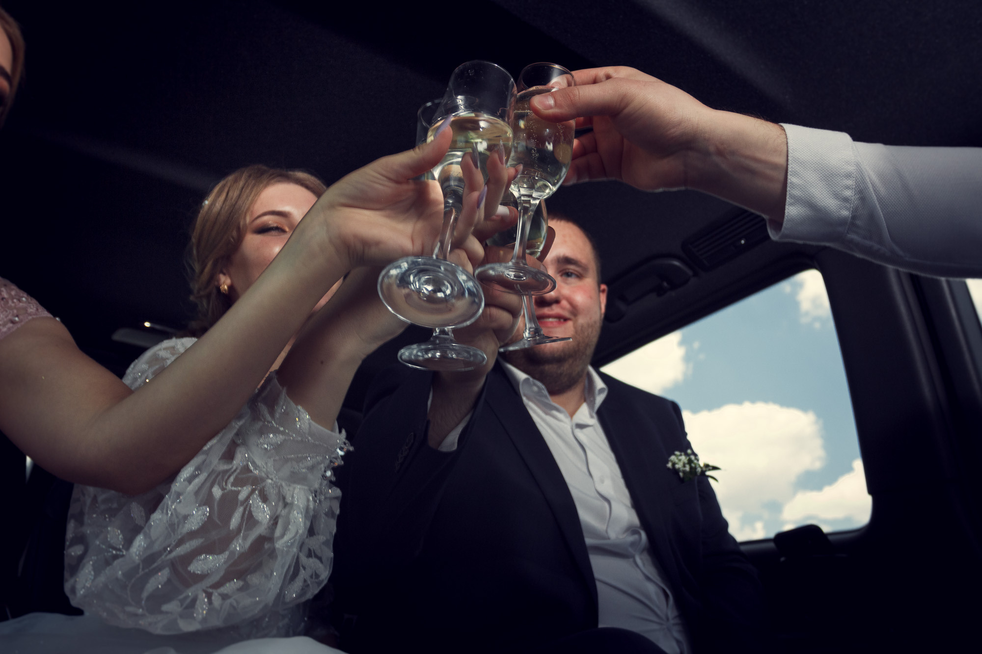 Снимаем свадьбу. Невеста одевает платье.Бронировать дату на 2022 год в директе.