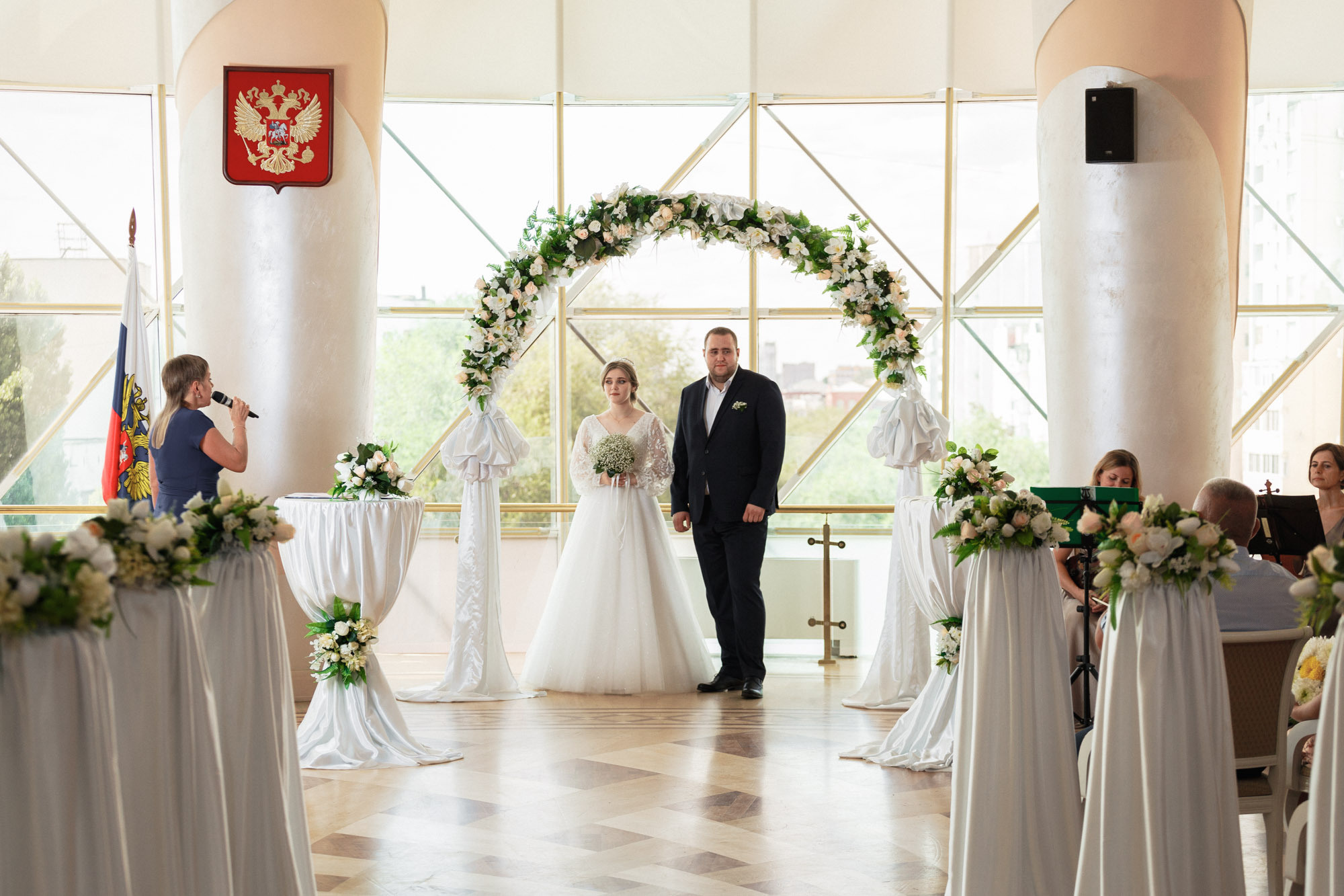 Снимаем свадьбу. Невеста одевает платье.Бронировать дату на 2022 год в директе.