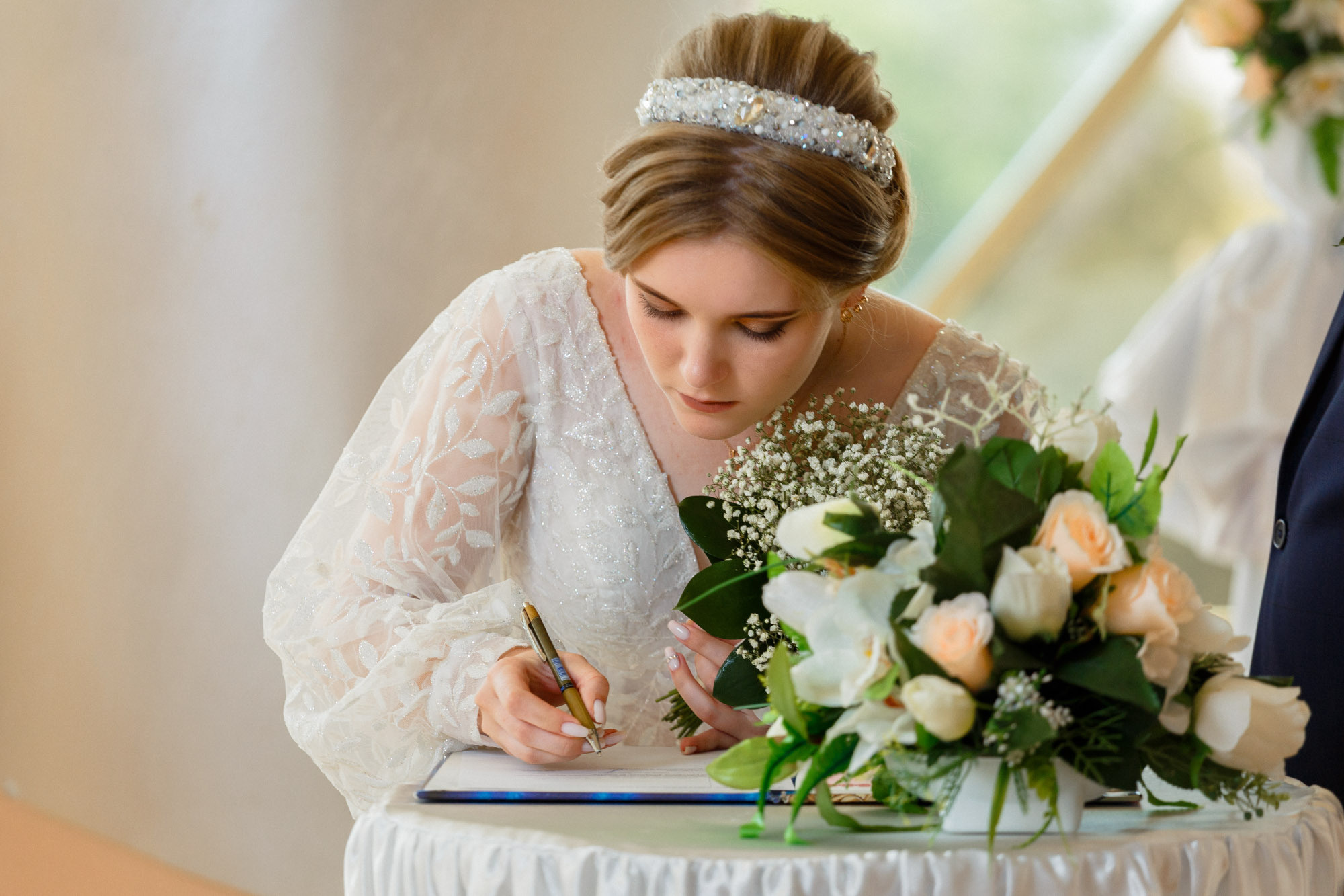 Снимаем свадьбу. Невеста одевает платье.Бронировать дату на 2022 год в директе.