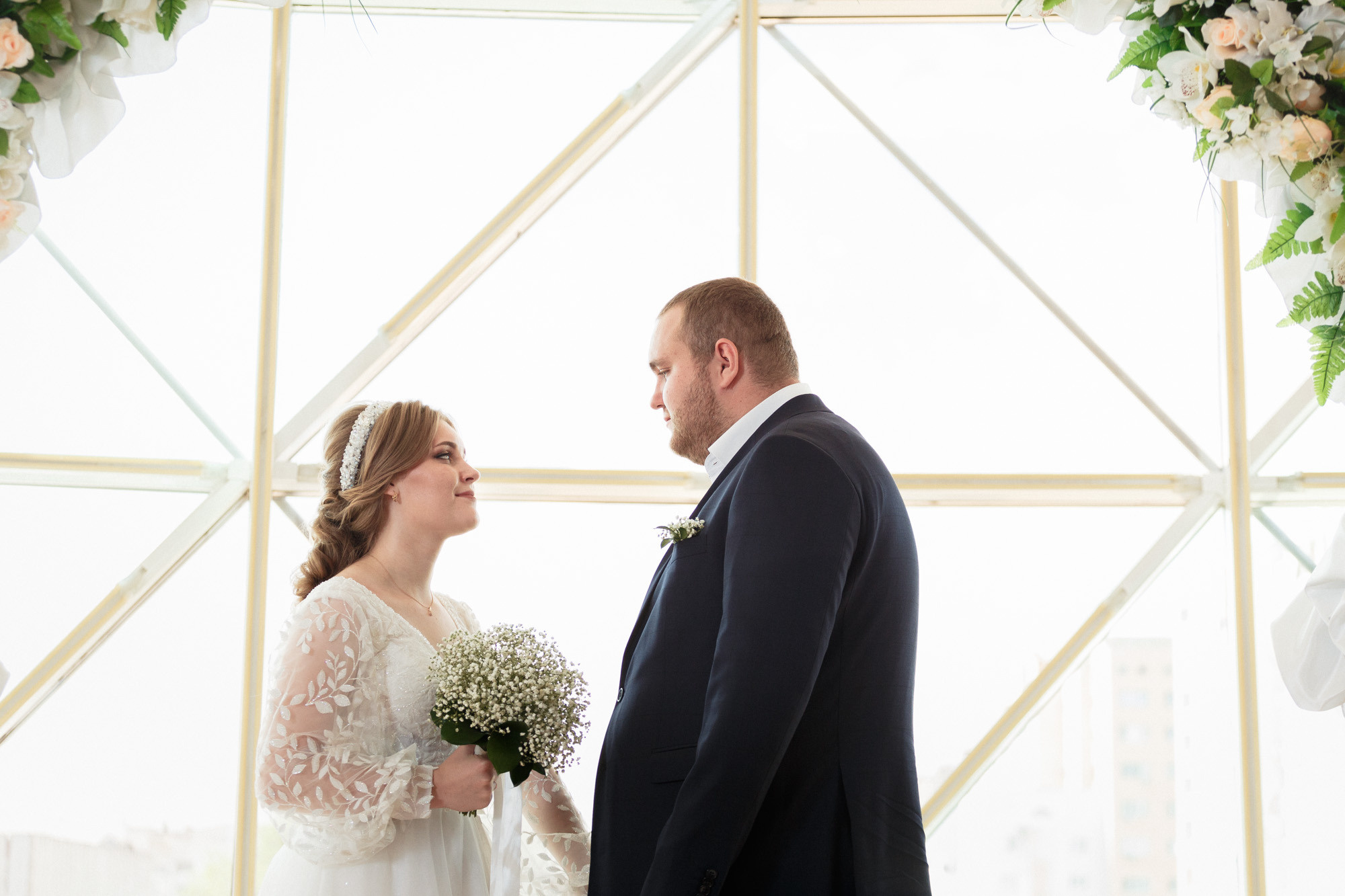 Снимаем свадьбу. Невеста одевает платье.Бронировать дату на 2022 год в директе.