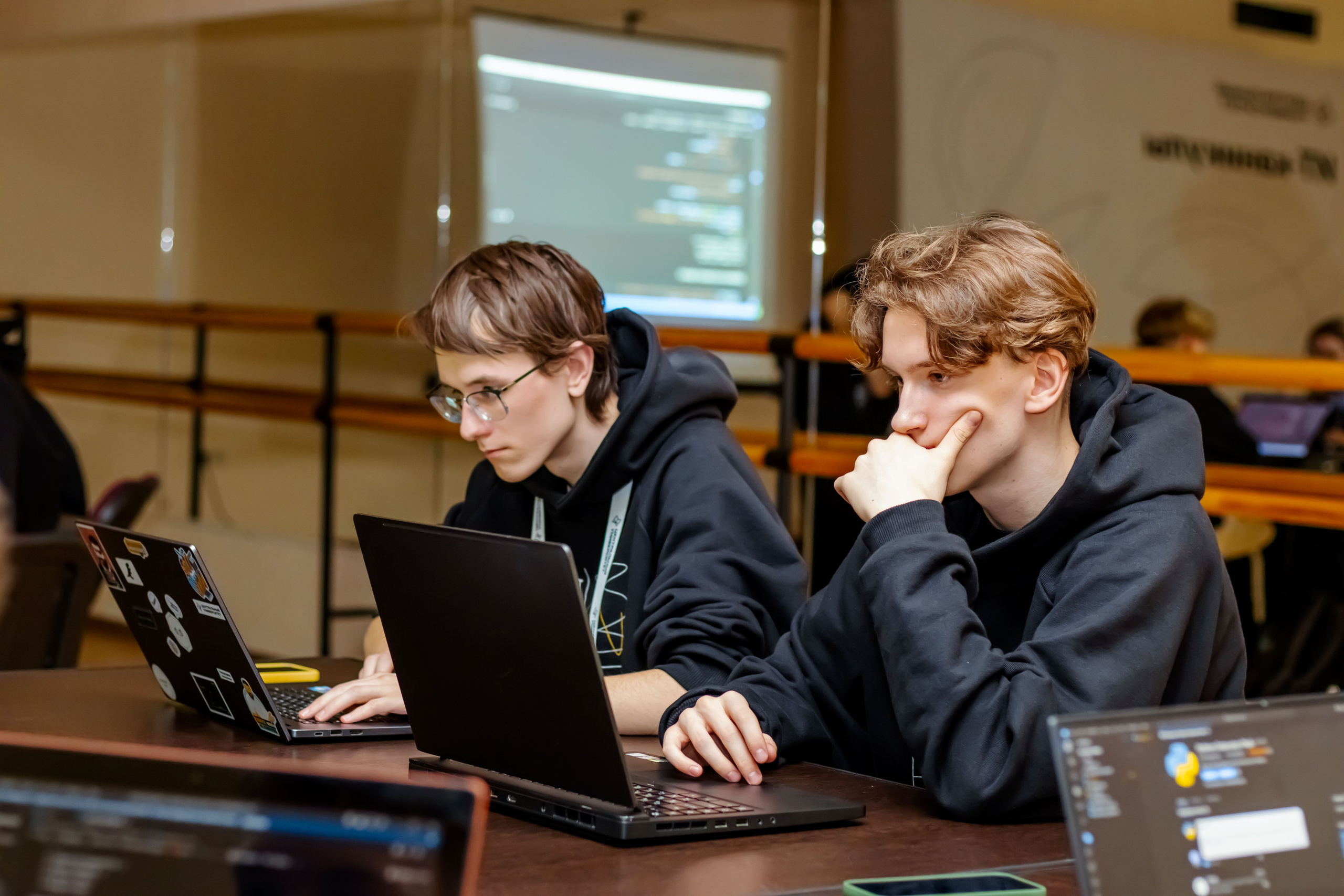 Центральный университет Т-Банка. Репортажный фотограф в Москве Катя Луговая, портретный фотограф и «street» фотограф, фотосессии «под ключ»