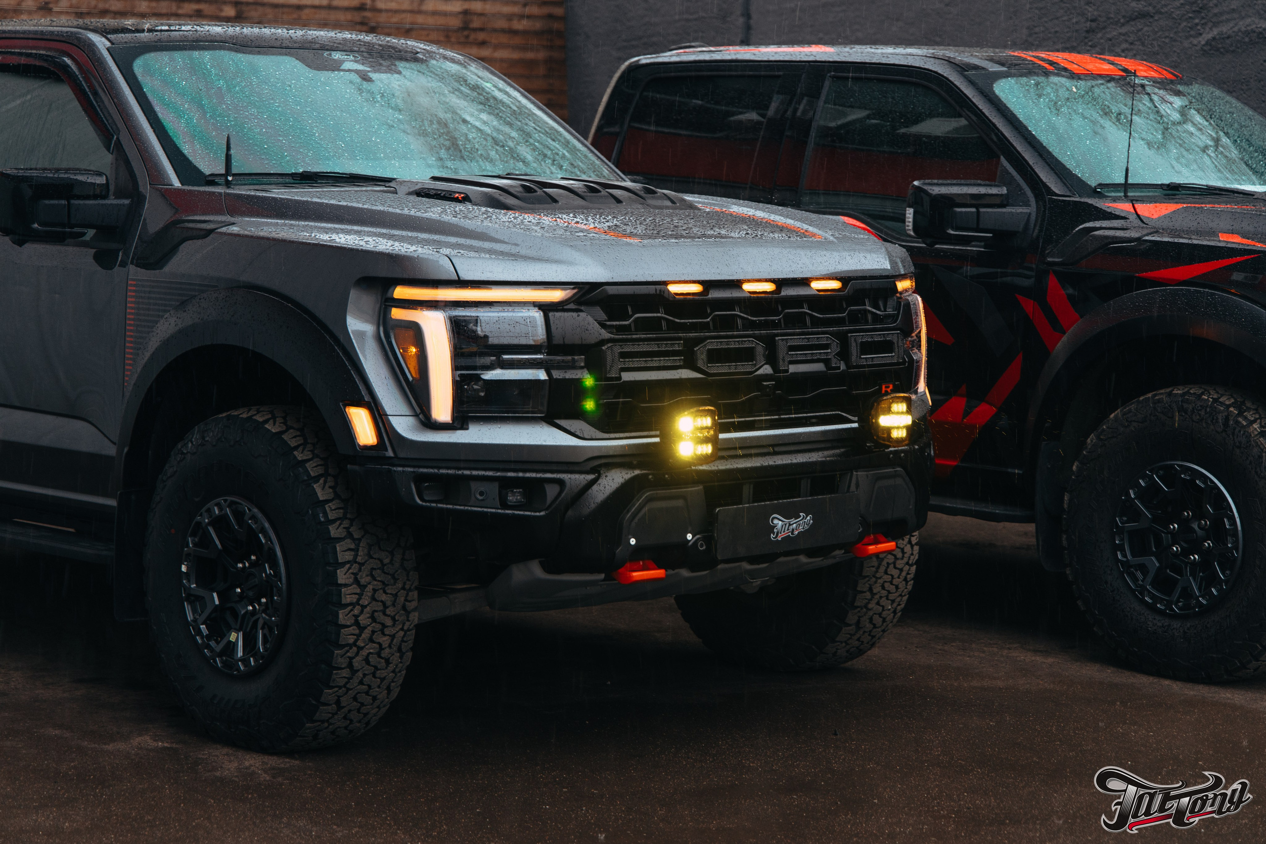 2x Ford Raptor R. DeLorein