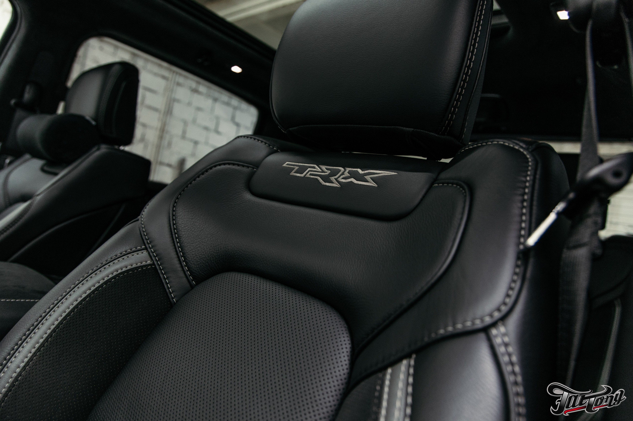 Ram TRX ламинация карбоном внешних элементов кузова, салона и установка распорки. DeLorein