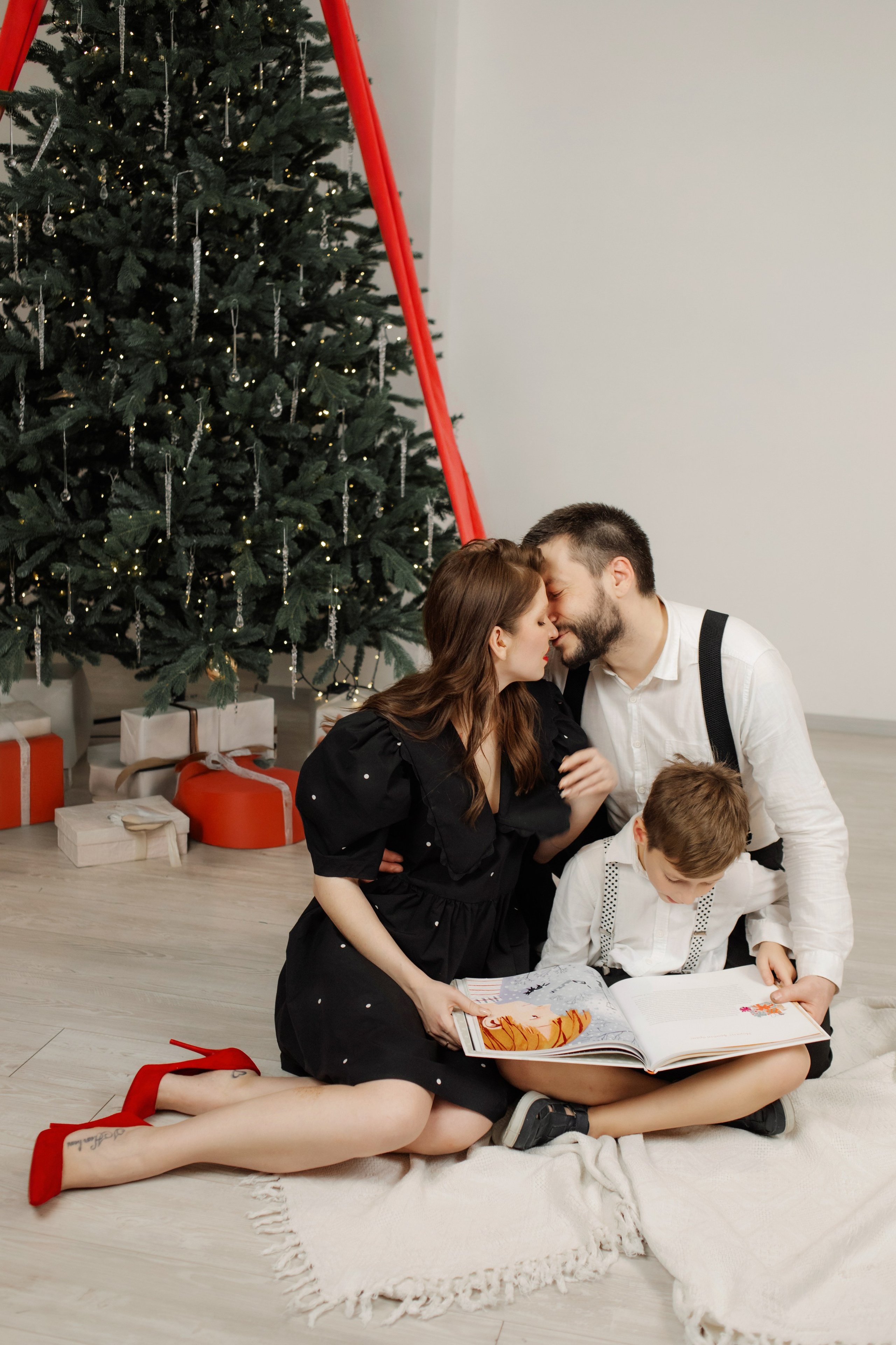 семейная новогодняя минималистичная фотосессия в студии