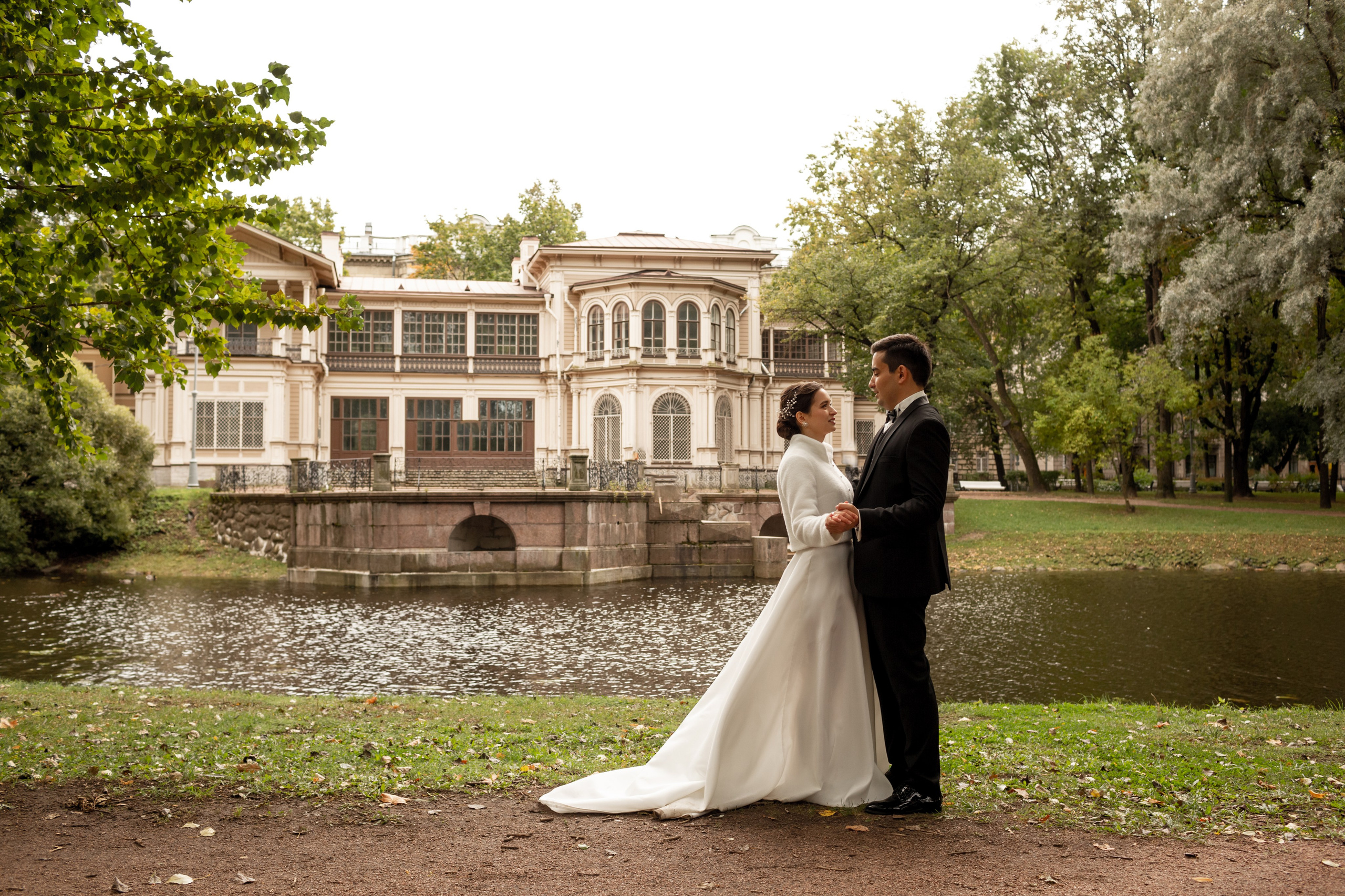 Свадебная фотопрогулка в осеннем парке.