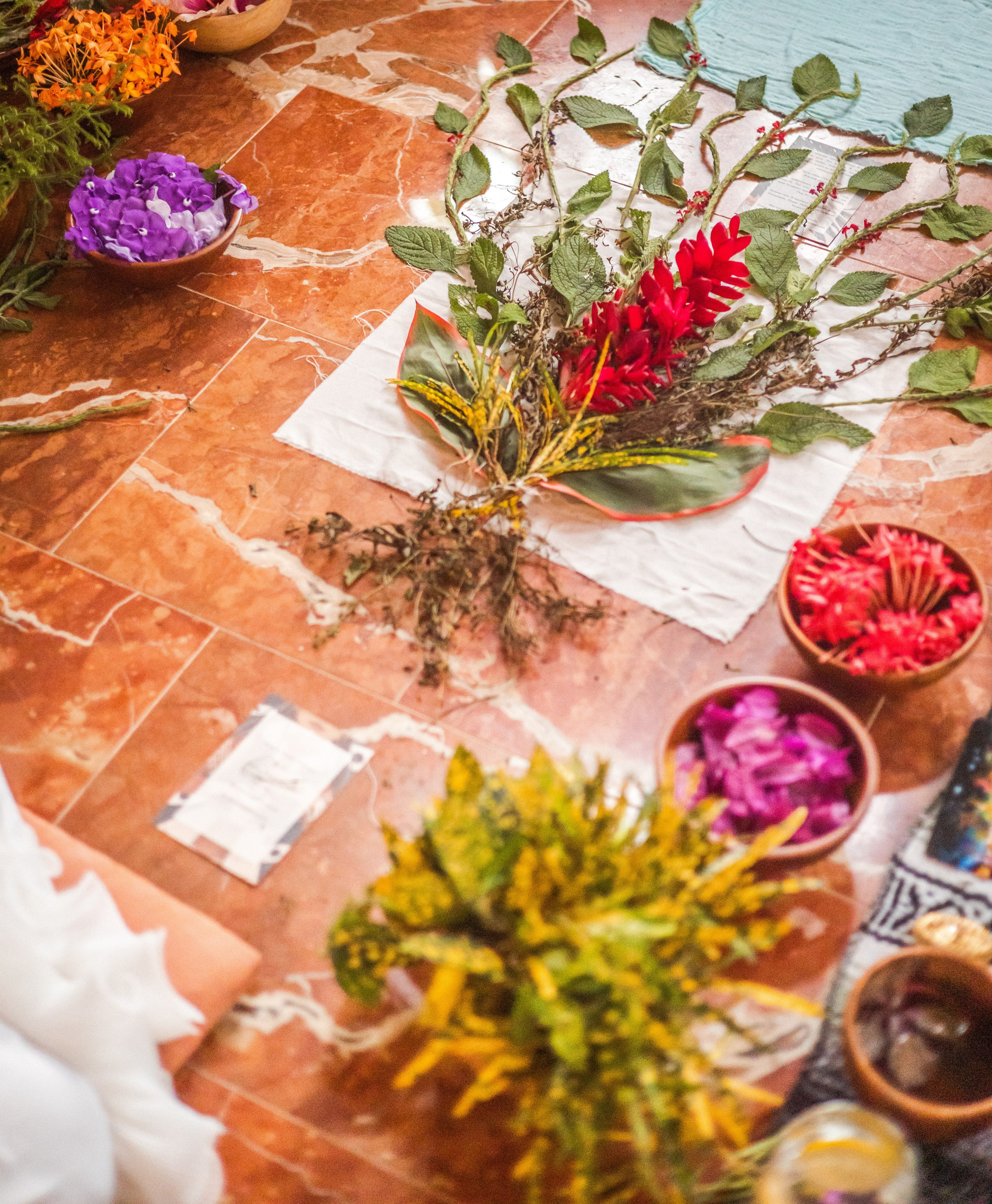 Swaddling practice by Nana. Family, portrait, content photo in Costa Rica Evgeniya Besprozvannykh