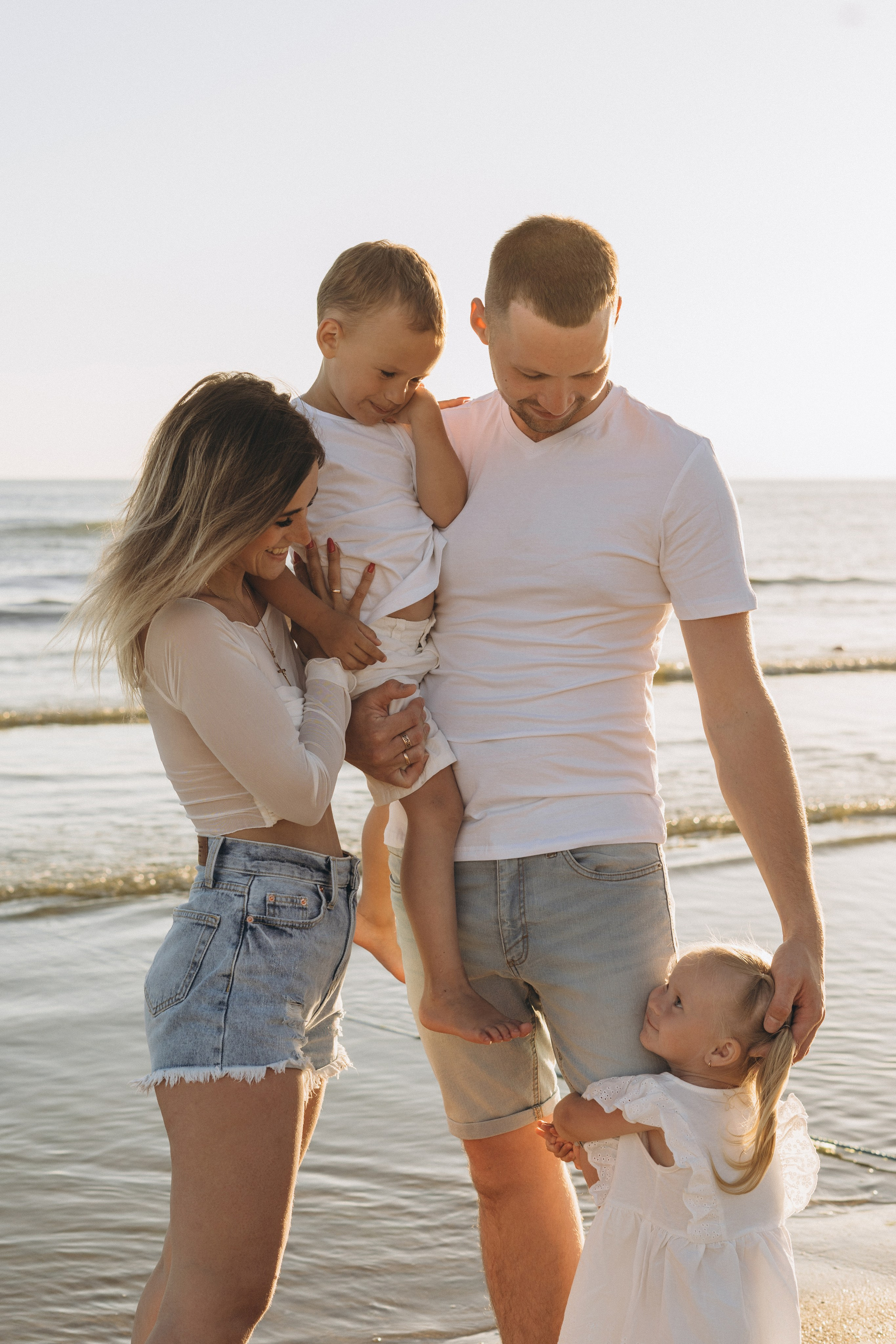 Новороссийская нежность: папа учит малыша пускать "блинчики" по воде плоскими камешками