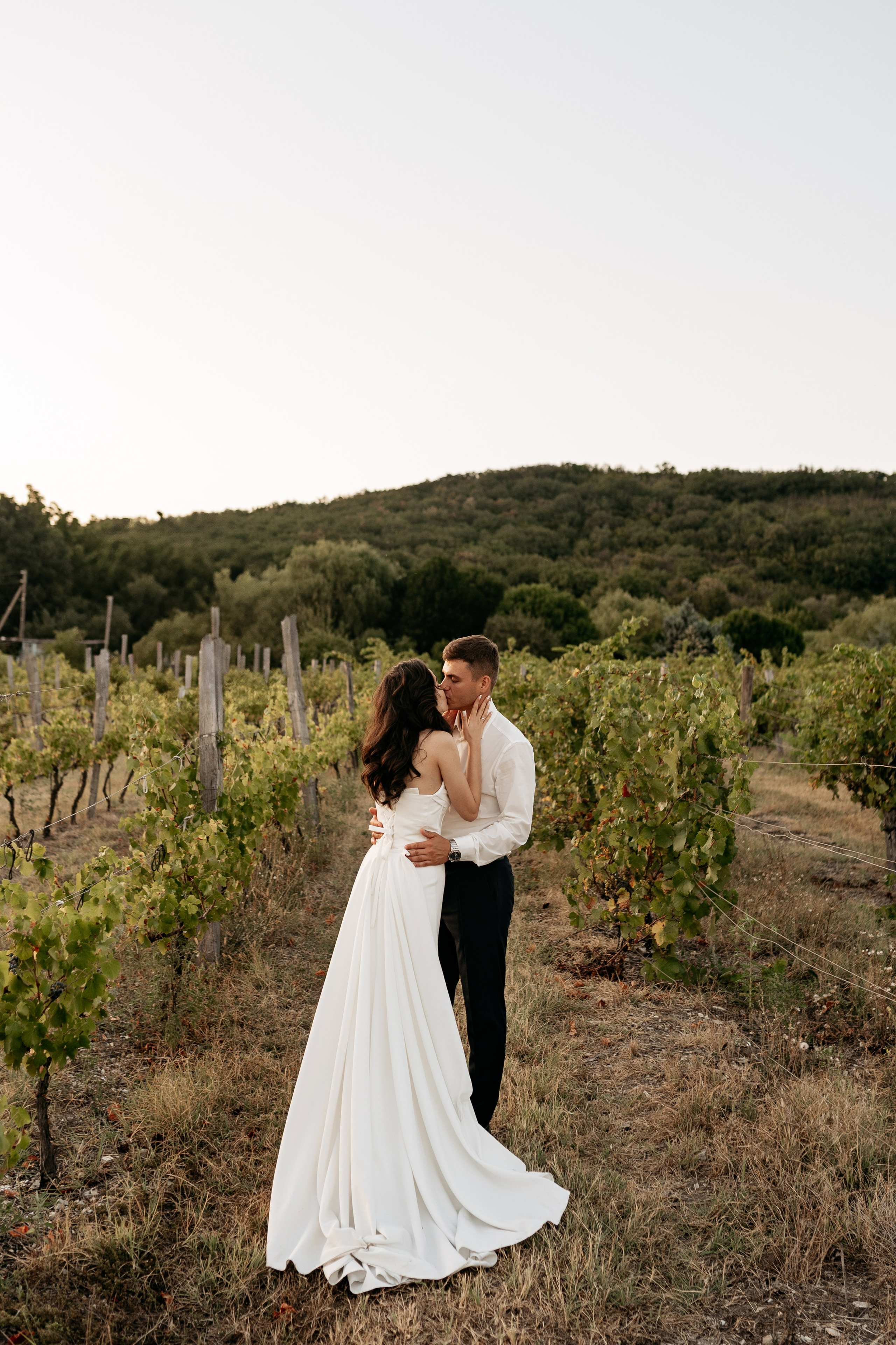 Естественные и живые эмоции на фотосессии в усадьбе Семигорье. Работа свадебного фотографа из Анапы.